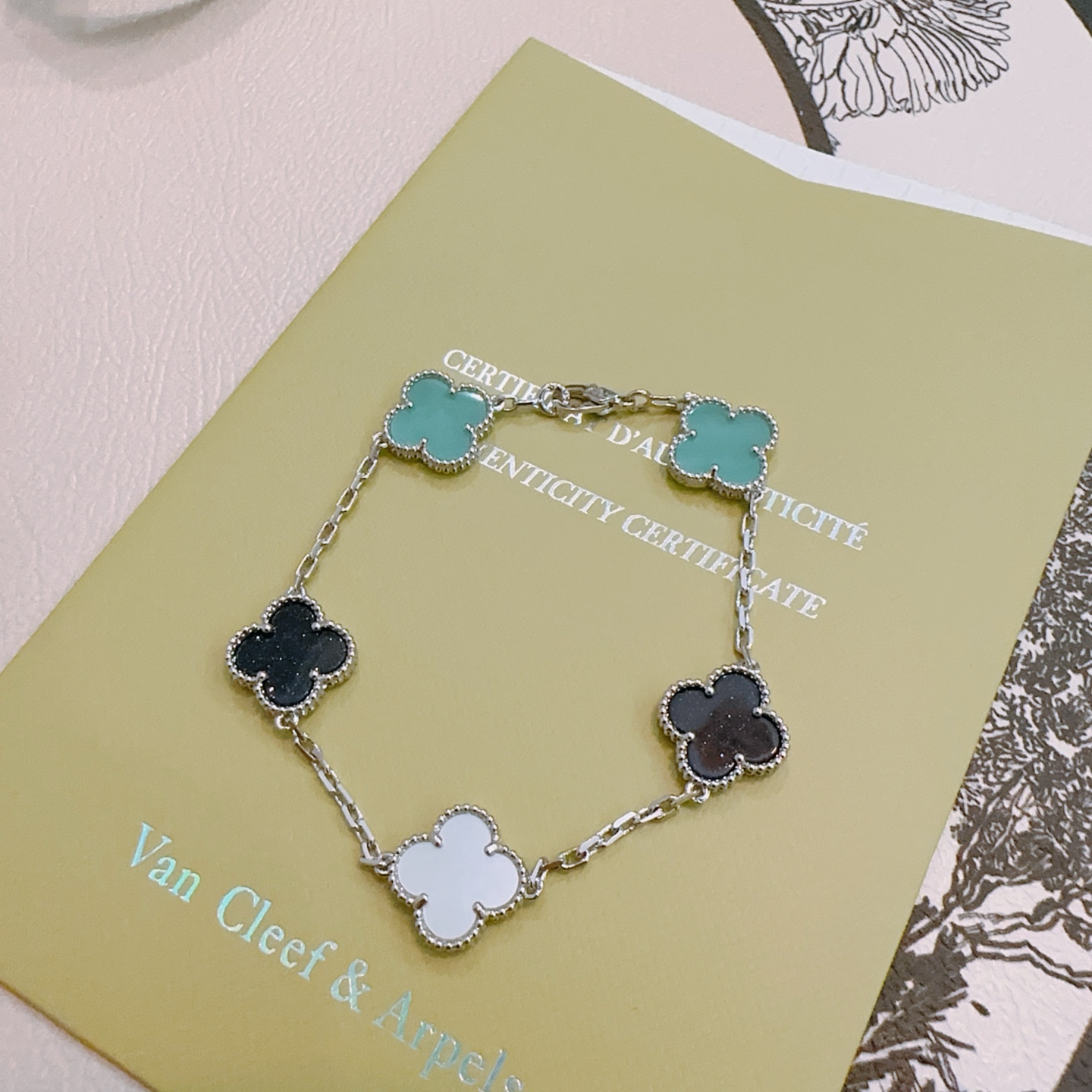 Bracciale Van Cleef Arpels Alhambra Metallo color argento con motivi di trifoglio in madreperla bianca e turchese nero maculato 19 cm