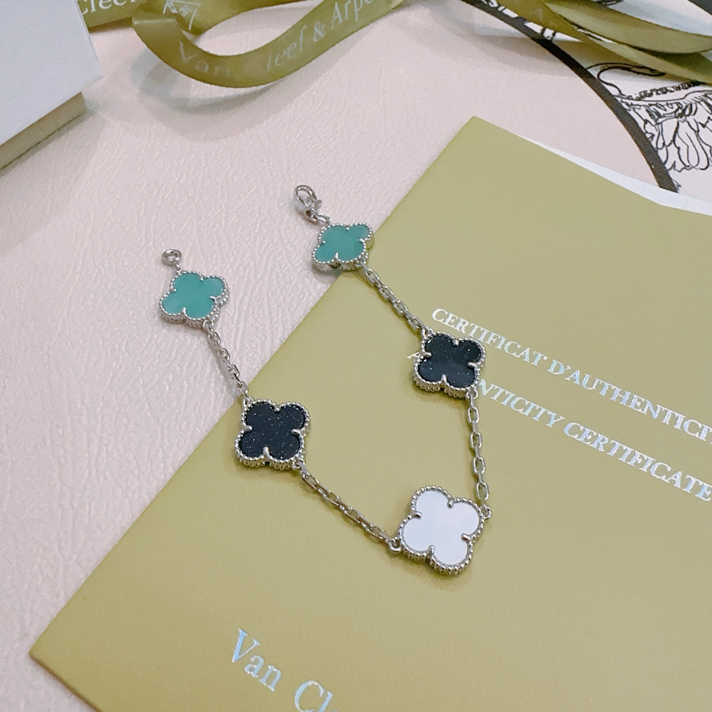 Bracciale Van Cleef Arpels Alhambra Metallo color argento con motivi di trifoglio in madreperla bianca e turchese nero maculato 19 cm