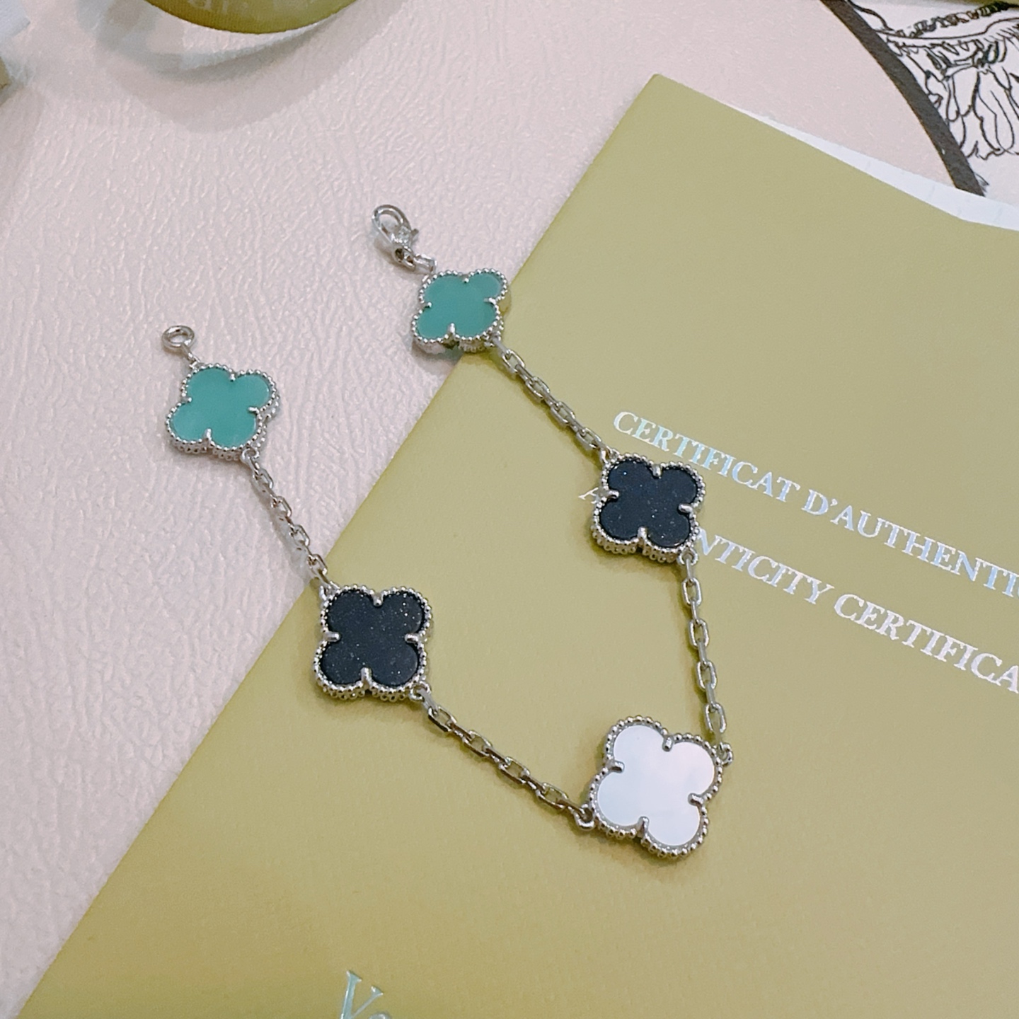Bracciale Van Cleef Arpels Alhambra Metallo color argento con motivi di trifoglio in madreperla bianca e turchese nero maculato 19 cm