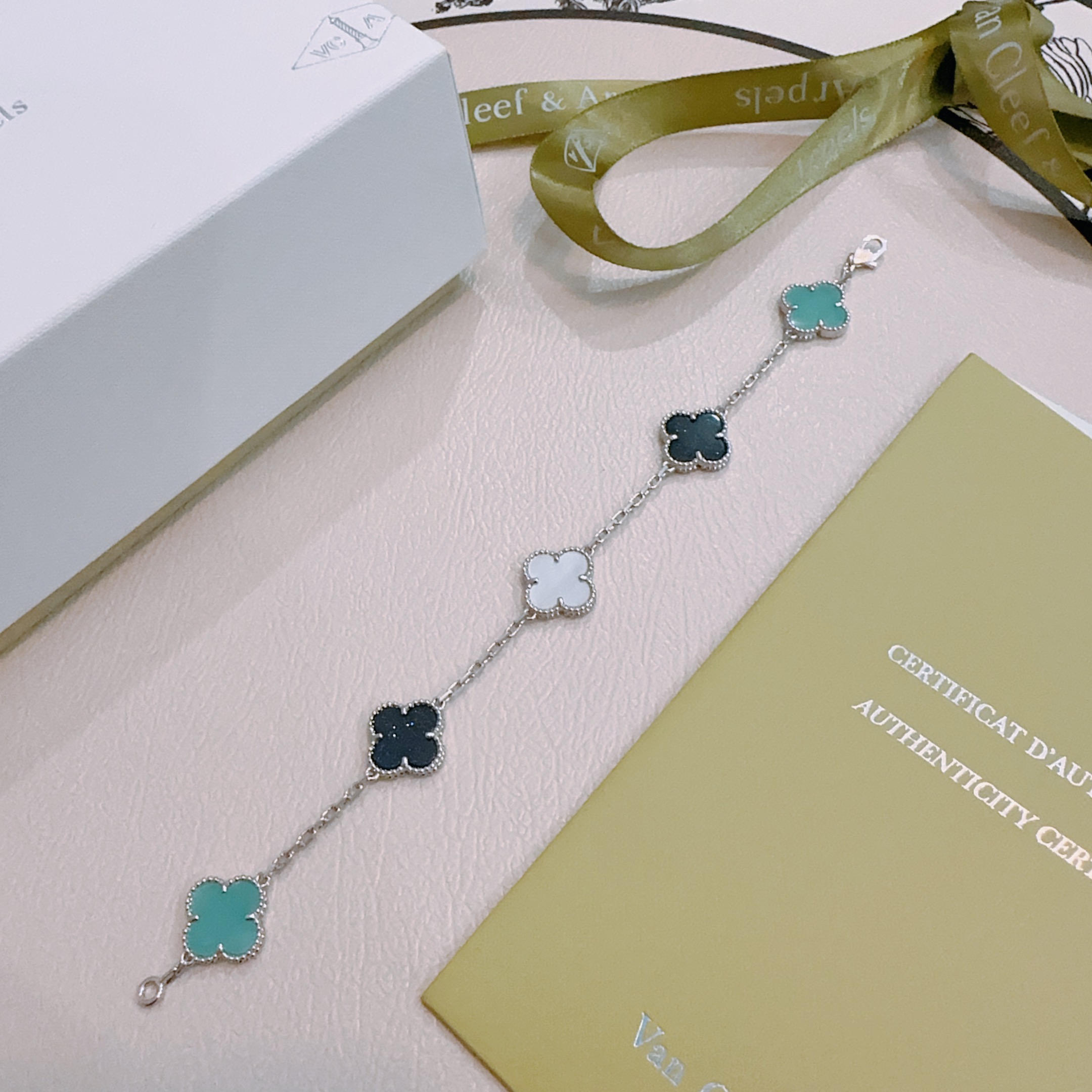 Bracciale Van Cleef Arpels Alhambra Metallo color argento con motivi di trifoglio in madreperla bianca e turchese nero maculato 19 cm
