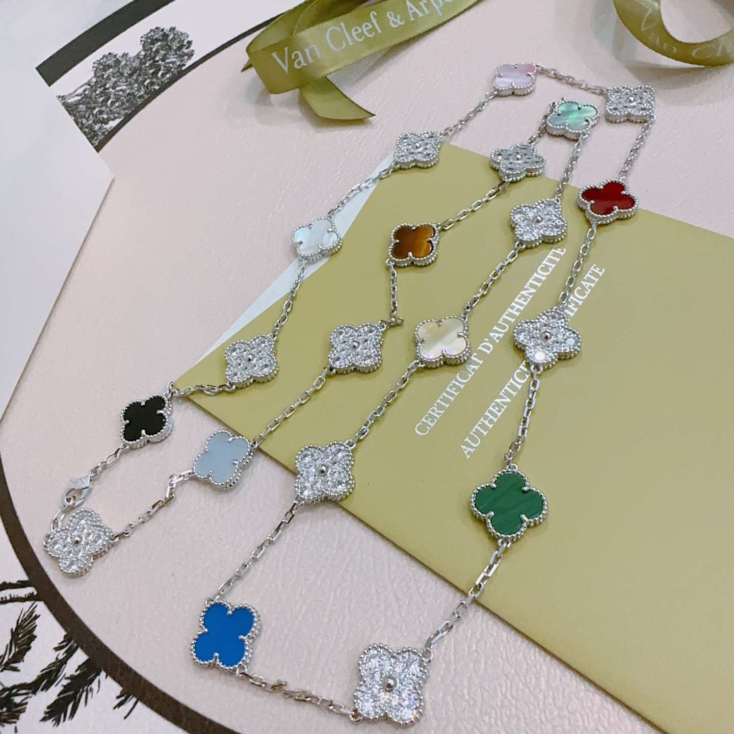 Collana Van Cleef Arpels Alhambra Quadrifoglio 20 motivi Metallo argentato con pietre multicolori tra cui pavé di diamanti onice nero calcedonio grigio occhio di tigre madreperla bianca madreperla rosa madreperla rossa corniola madreperla grigia madreperla crema verde malachite agata blu 85 cm