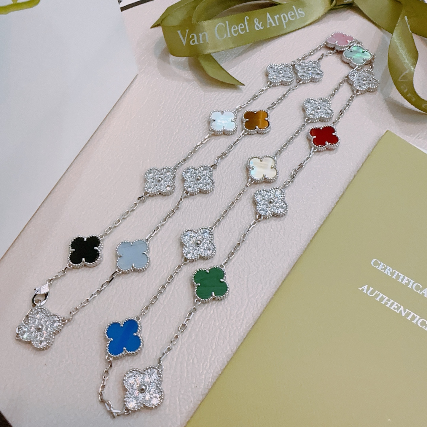 Collana Van Cleef Arpels Alhambra Quadrifoglio 20 motivi Metallo argentato con pietre multicolori tra cui pavé di diamanti onice nero calcedonio grigio occhio di tigre madreperla bianca madreperla rosa madreperla rossa corniola madreperla grigia madreperla crema verde malachite agata blu 85 cm