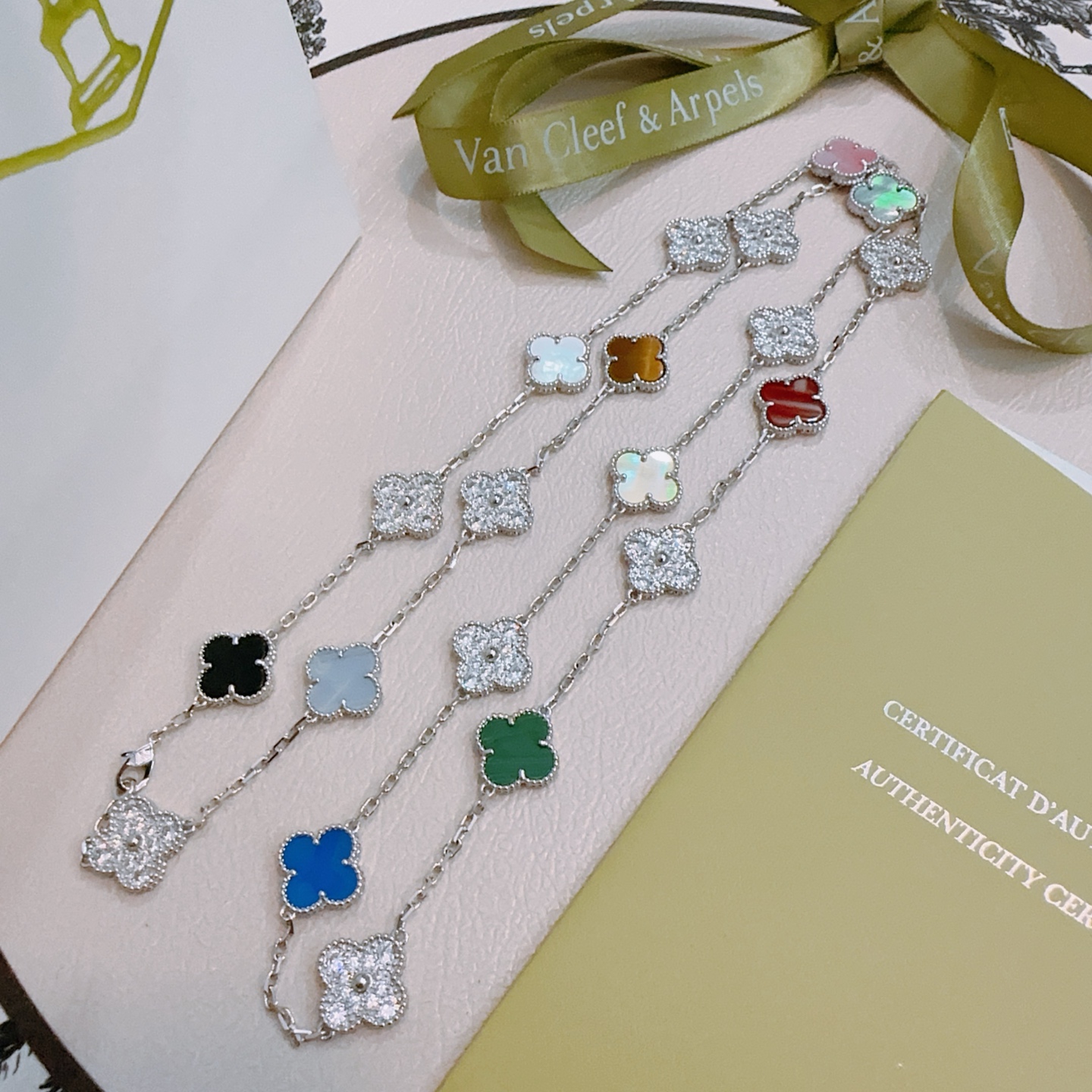Collana Van Cleef Arpels Alhambra Quadrifoglio 20 motivi Metallo argentato con pietre multicolori tra cui pavé di diamanti onice nero calcedonio grigio occhio di tigre madreperla bianca madreperla rosa madreperla rossa corniola madreperla grigia madreperla crema verde malachite agata blu 85 cm
