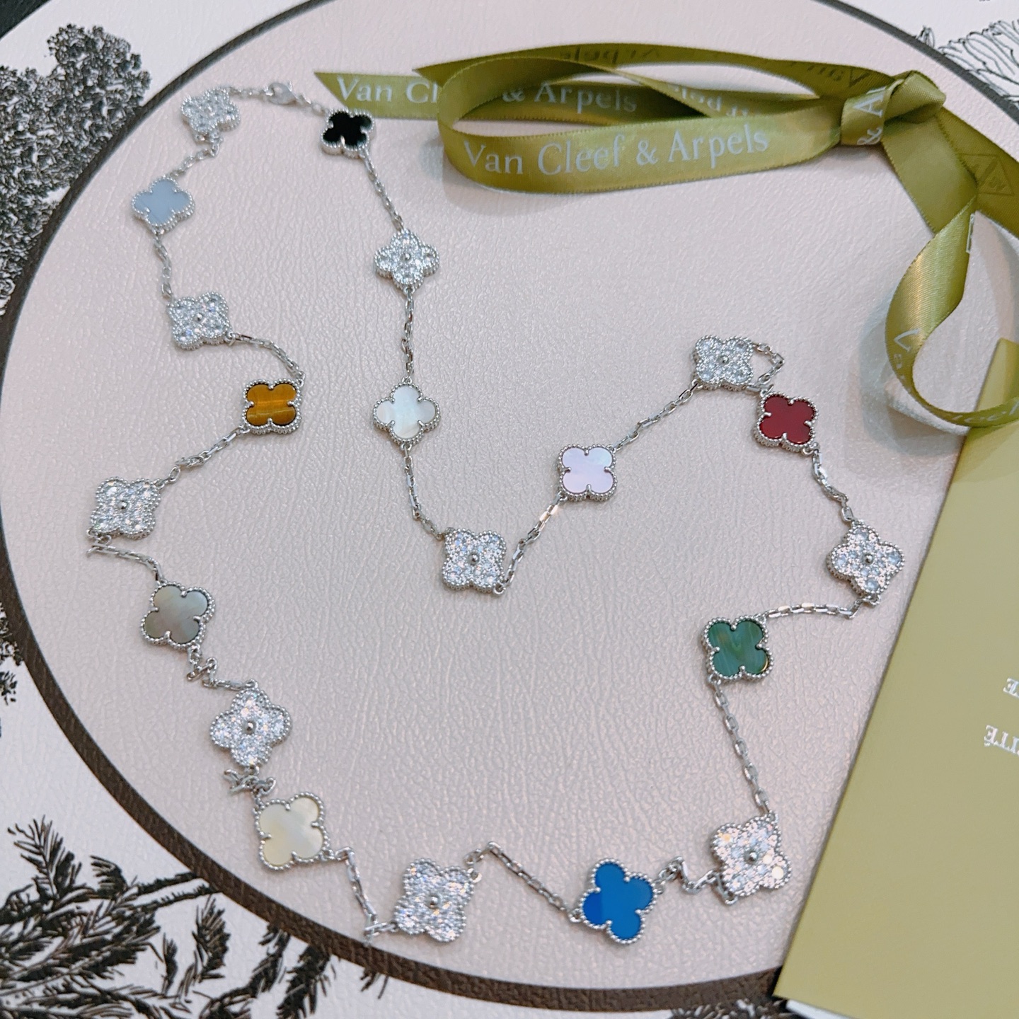 Collana Van Cleef Arpels Alhambra Quadrifoglio 20 motivi Metallo argentato con pietre multicolori tra cui pavé di diamanti onice nero calcedonio grigio occhio di tigre madreperla bianca madreperla rosa madreperla rossa corniola madreperla grigia madreperla crema verde malachite agata blu 85 cm