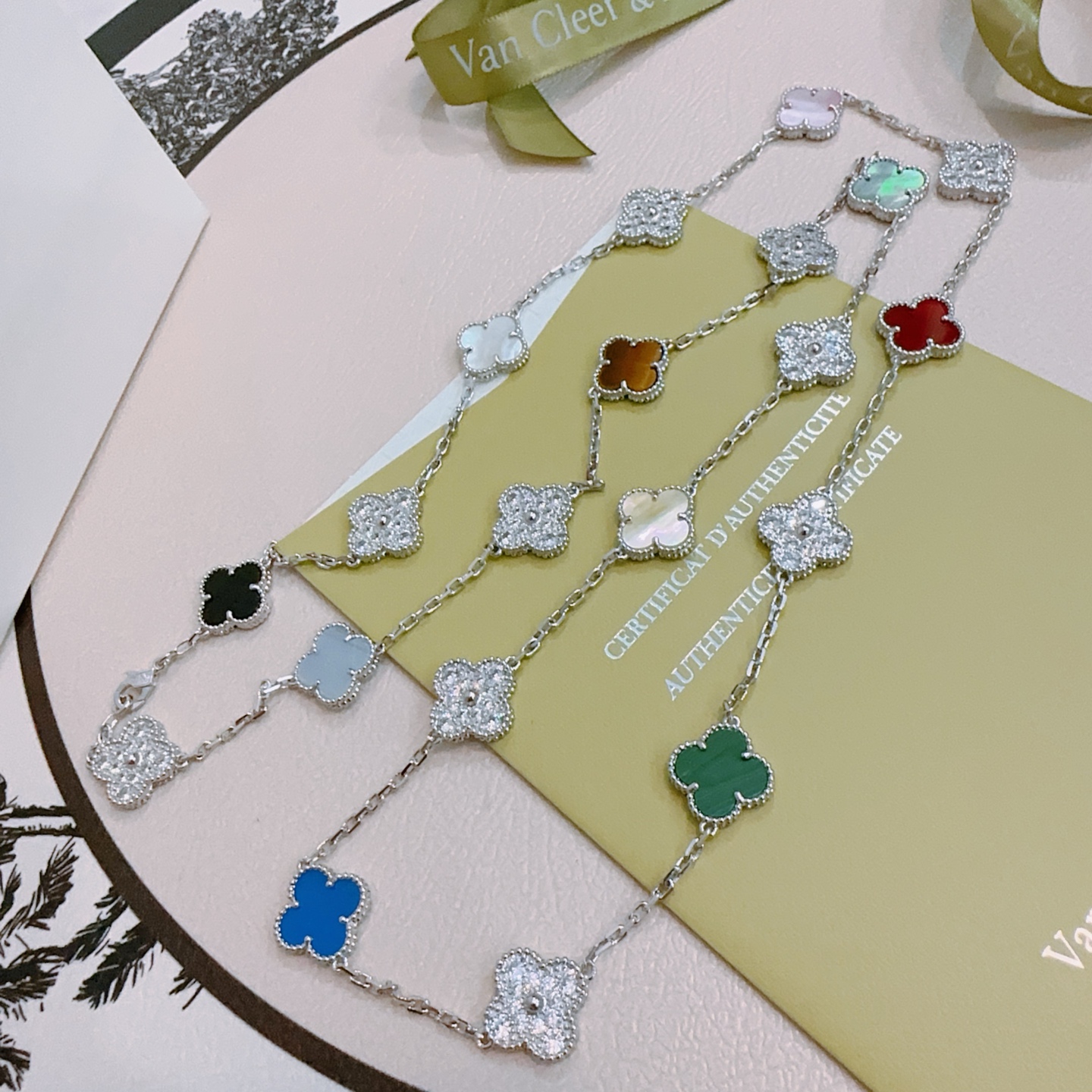 Collana Van Cleef Arpels Alhambra Quadrifoglio 20 motivi Metallo argentato con pietre multicolori tra cui pavé di diamanti onice nero calcedonio grigio occhio di tigre madreperla bianca madreperla rosa madreperla rossa corniola madreperla grigia madreperla crema verde malachite agata blu 85 cm