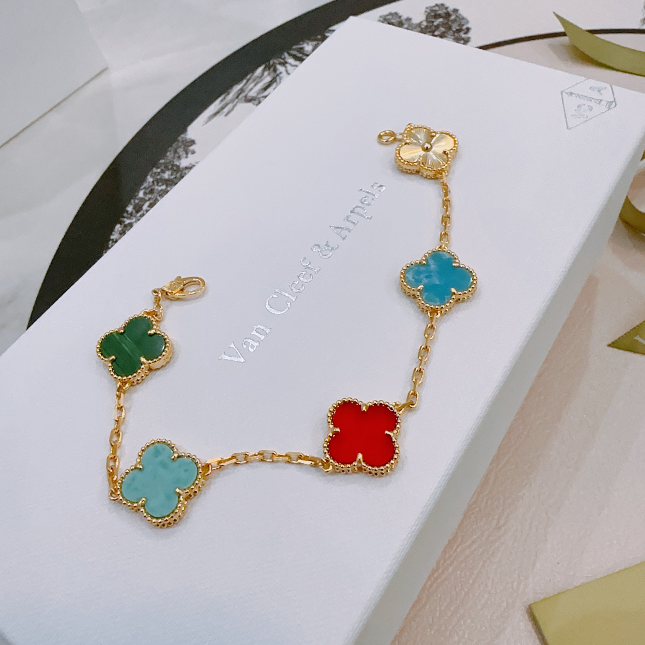 Bracciale Van Cleef Arpels Alhambra Metallo oro giallo con malachite verde azzurro turchese blu turchese corniola rossa e motivi quadrifoglio in madreperla bianca 17 cm