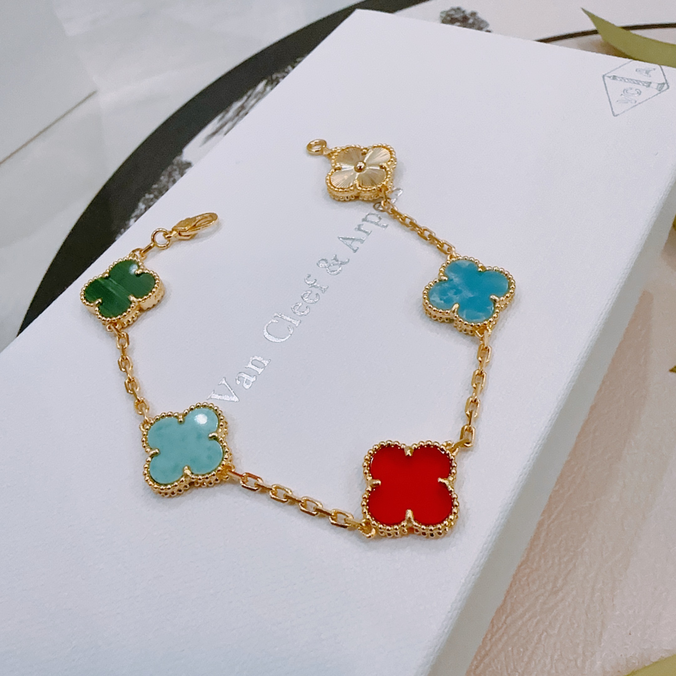 Bracciale Van Cleef Arpels Alhambra Metallo oro giallo con malachite verde azzurro turchese blu turchese corniola rossa e motivi quadrifoglio in madreperla bianca 17 cm