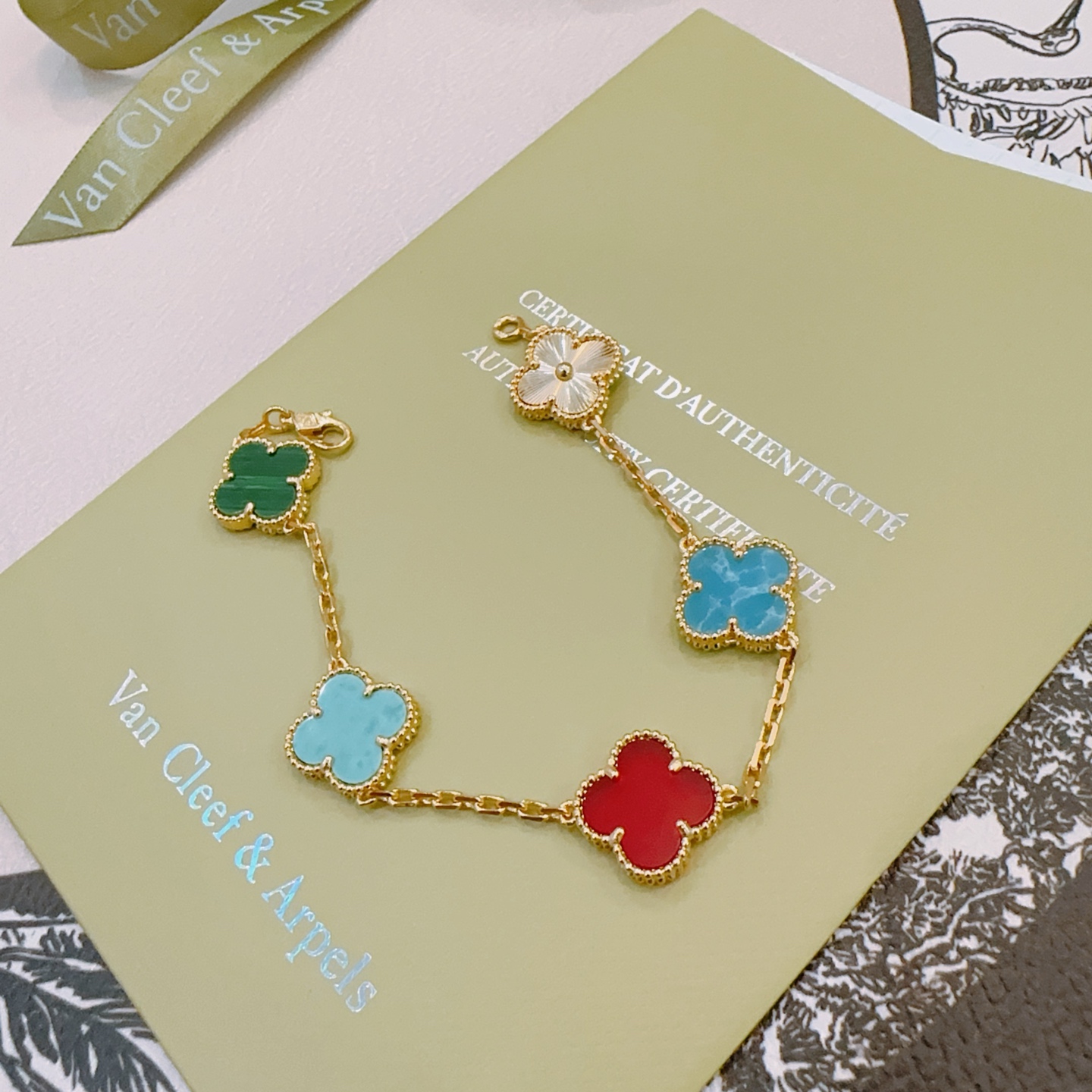 Bracciale Van Cleef Arpels Alhambra Metallo oro giallo con malachite verde azzurro turchese blu turchese corniola rossa e motivi quadrifoglio in madreperla bianca 17 cm