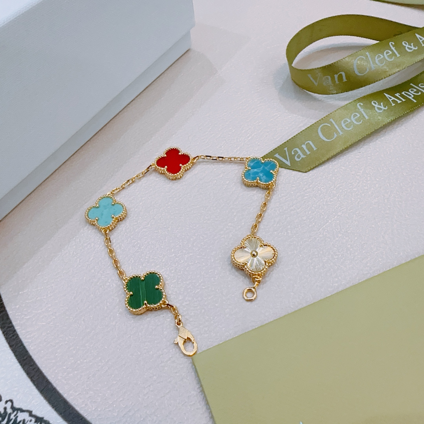Bracciale Van Cleef Arpels Alhambra Metallo oro giallo con malachite verde azzurro turchese blu turchese corniola rossa e motivi quadrifoglio in madreperla bianca 17 cm