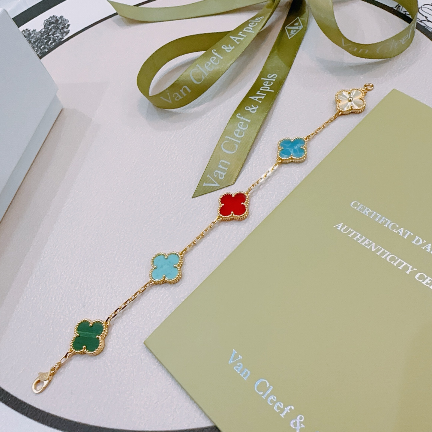 Bracciale Van Cleef Arpels Alhambra Metallo oro giallo con malachite verde azzurro turchese blu turchese corniola rossa e motivi quadrifoglio in madreperla bianca 17 cm
