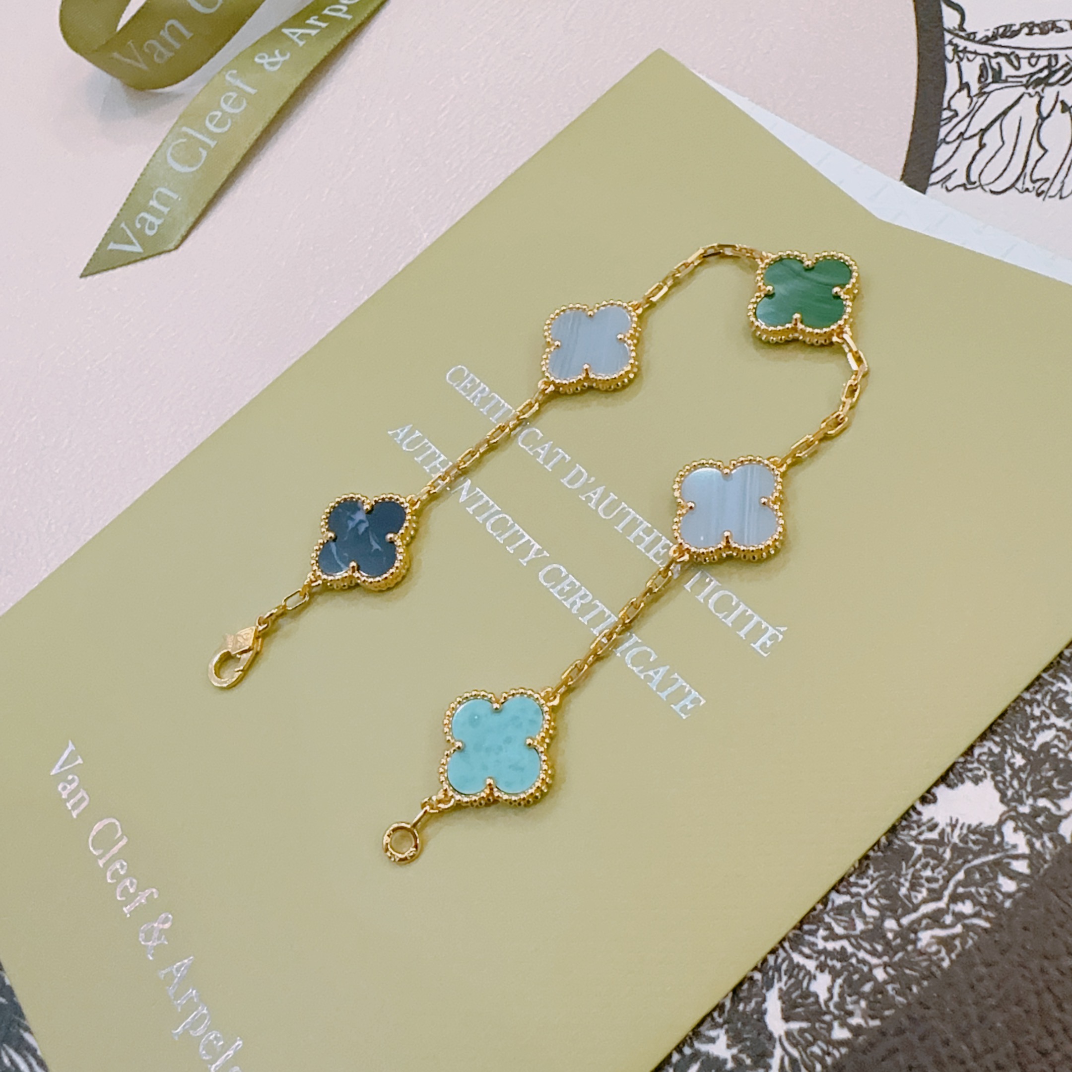 Van Cleef Arpels Bracelet Alhambra Or jaune avec malachite verte calcédoine bleu clair pietersite bleu foncé turquoise motifs trèfle à quatre feuilles 19cm