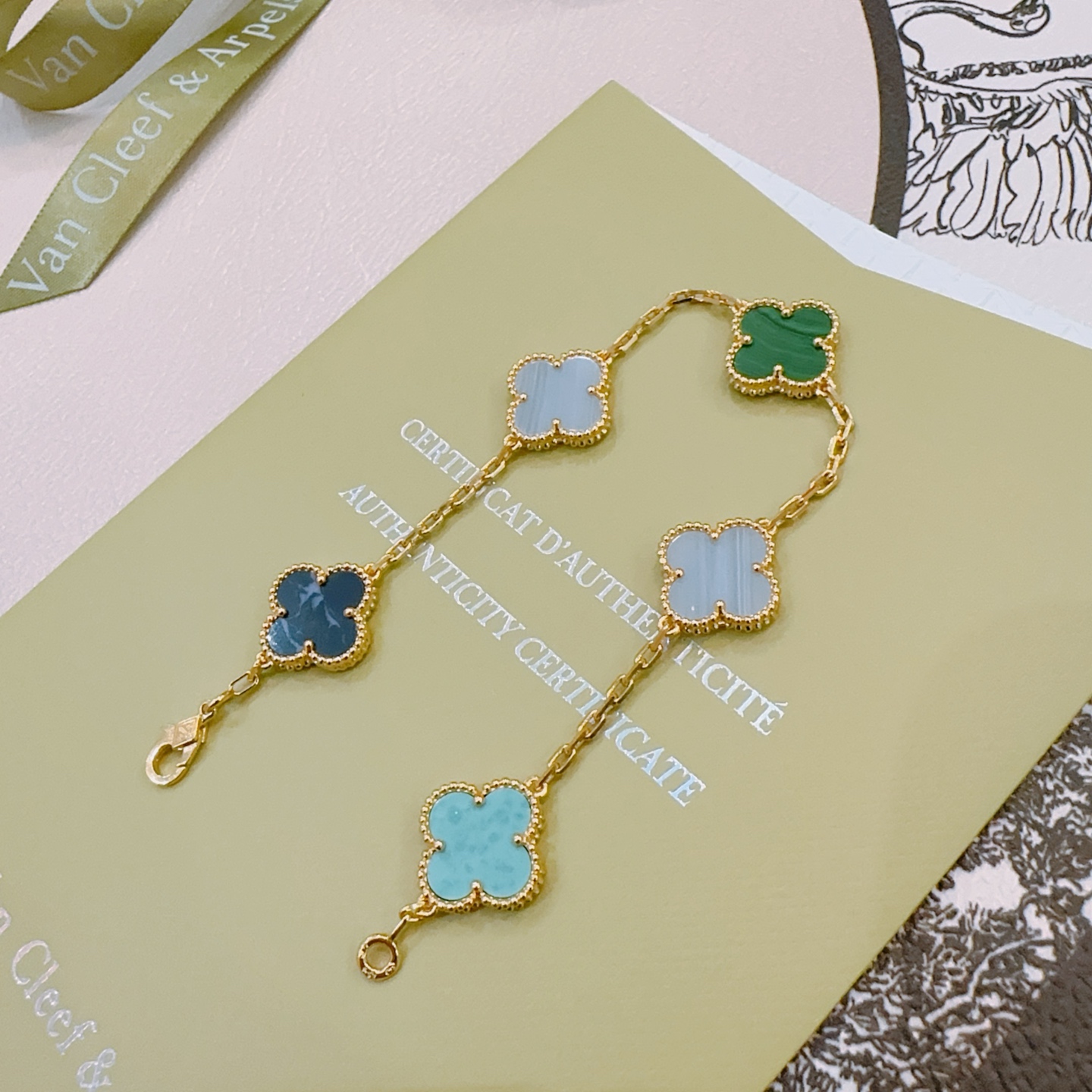 Van Cleef Arpels Bracelet Alhambra Or jaune avec malachite verte calcédoine bleu clair pietersite bleu foncé turquoise motifs trèfle à quatre feuilles 19cm