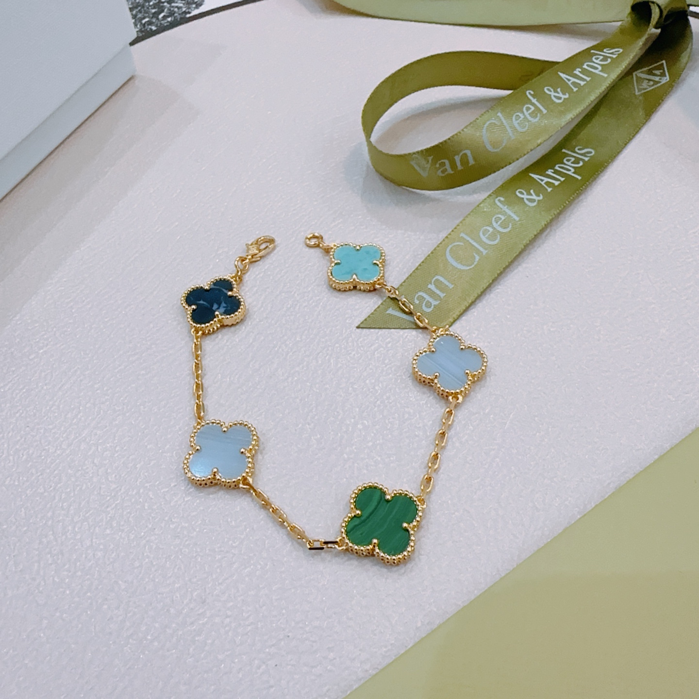 Van Cleef Arpels Bracelet Alhambra Or jaune avec malachite verte calcédoine bleu clair pietersite bleu foncé turquoise motifs trèfle à quatre feuilles 19cm