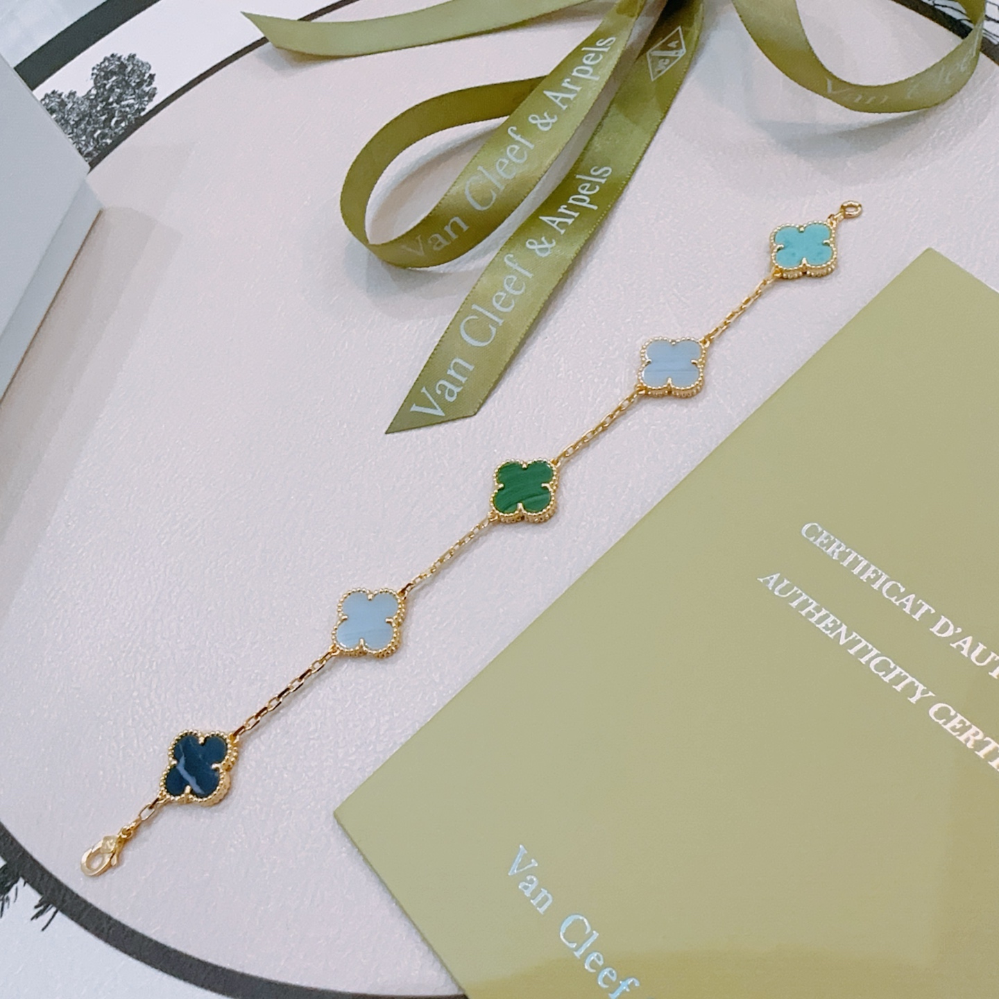 Van Cleef Arpels Bracelet Alhambra Or jaune avec malachite verte calcédoine bleu clair pietersite bleu foncé turquoise motifs trèfle à quatre feuilles 19cm