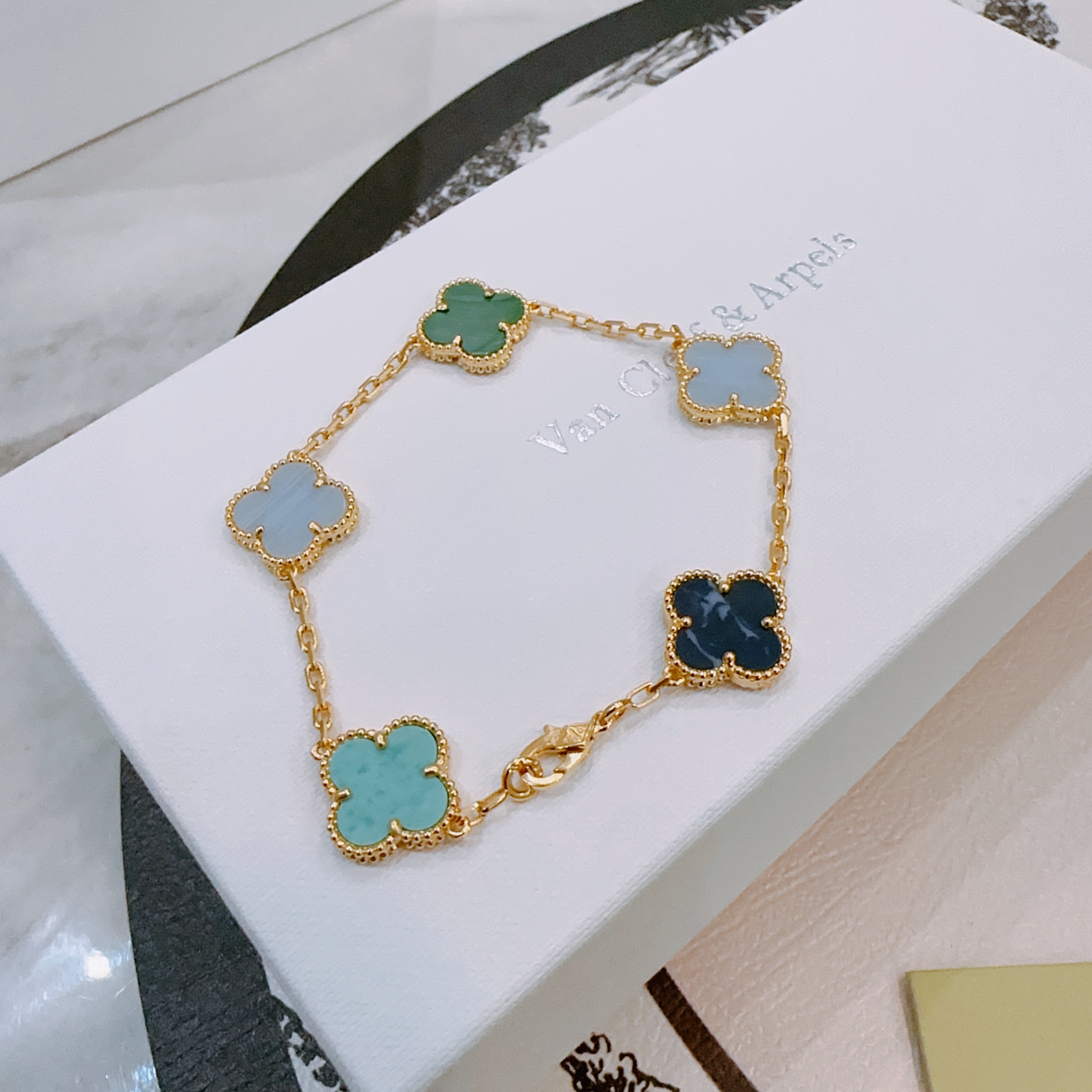 Van Cleef Arpels Bracelet Alhambra Or jaune avec malachite verte calcédoine bleu clair pietersite bleu foncé turquoise motifs trèfle à quatre feuilles 19cm