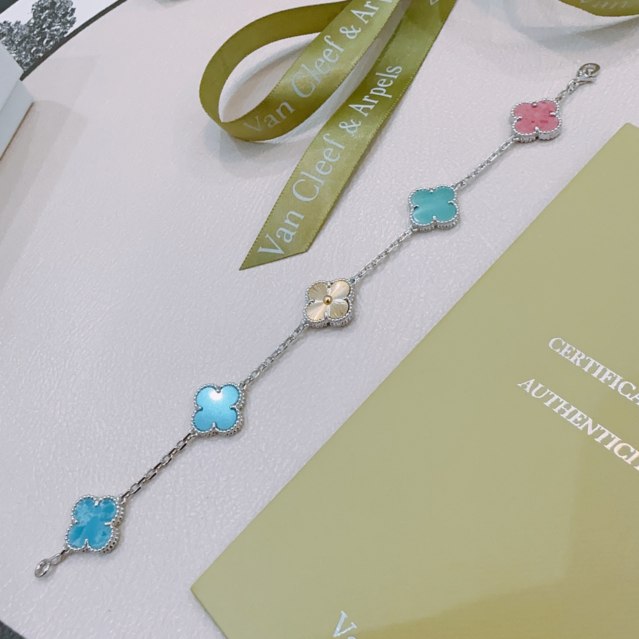 Bracciale Van Cleef Arpels Alhambra Metallo color argento con accento dorato intarsi di trifoglio multicolore turchese blu verde acqua rosa azzurro cielo blu marmorizzato 17 cm