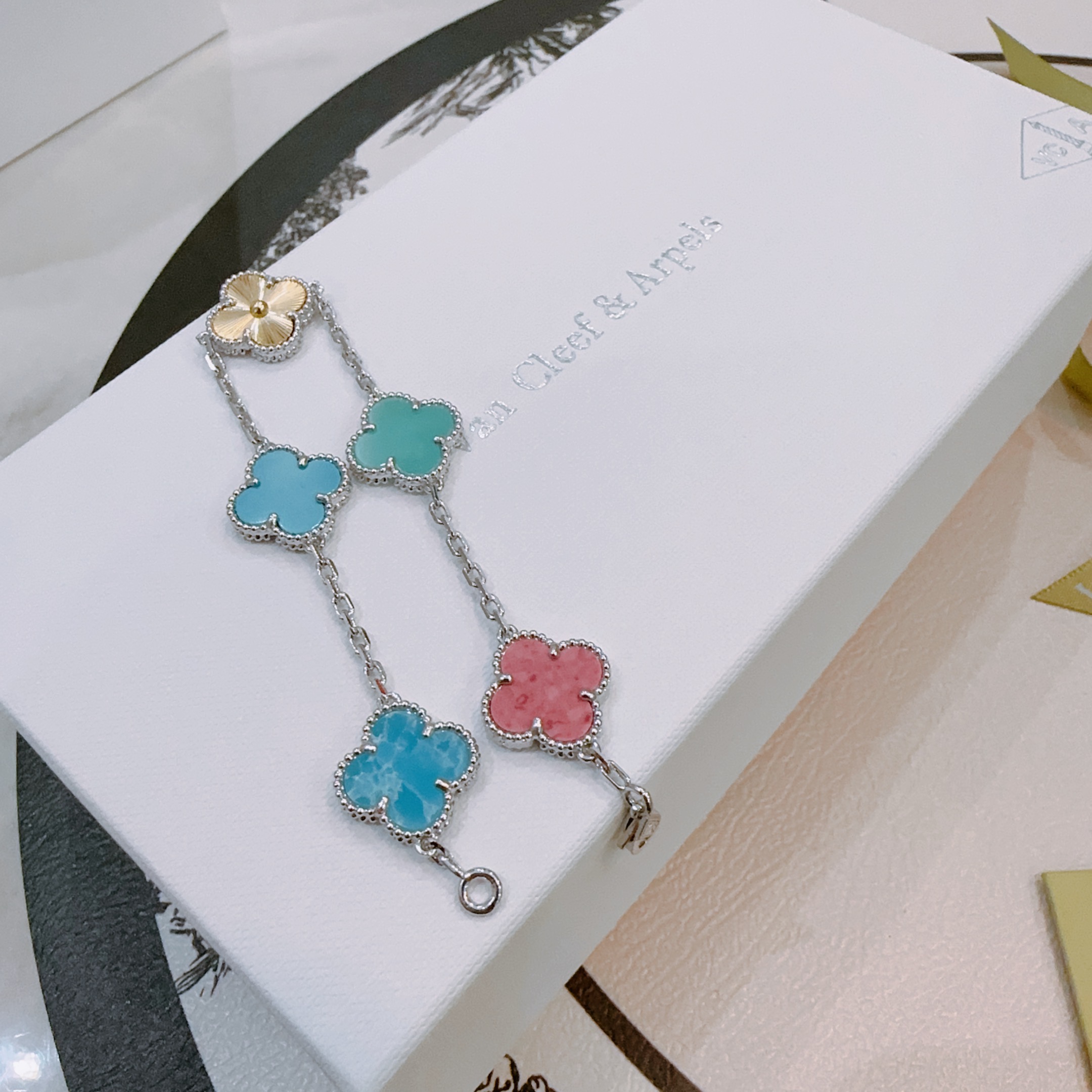 Bracciale Van Cleef Arpels Alhambra Metallo color argento con accento dorato intarsi di trifoglio multicolore turchese blu verde acqua rosa azzurro cielo blu marmorizzato 17 cm