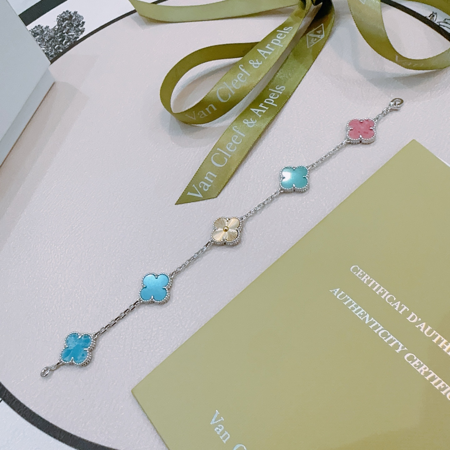 Bracciale Van Cleef Arpels Alhambra Metallo color argento con accento dorato intarsi di trifoglio multicolore turchese blu verde acqua rosa azzurro cielo blu marmorizzato 17 cm