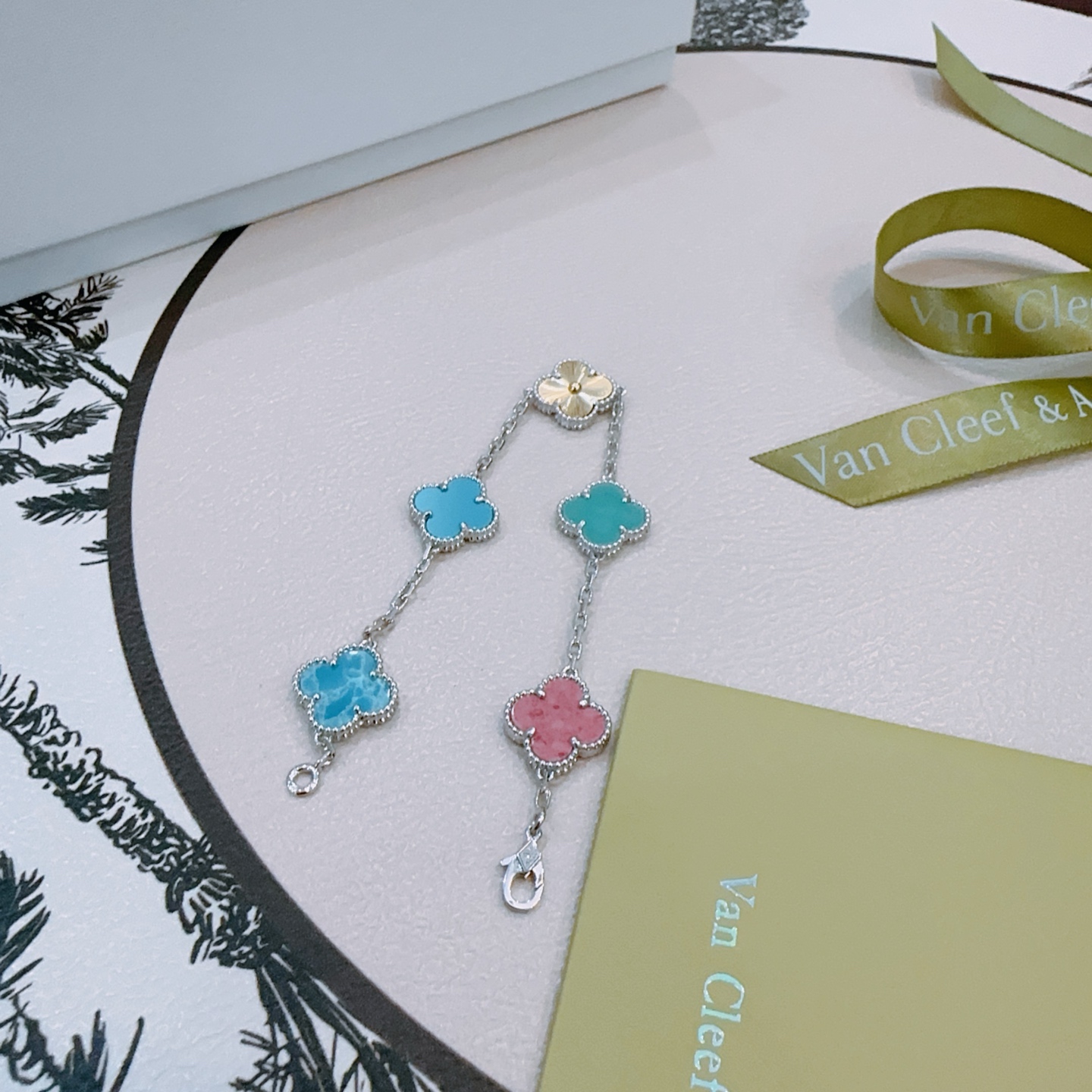 Bracciale Van Cleef Arpels Alhambra Metallo color argento con accento dorato intarsi di trifoglio multicolore turchese blu verde acqua rosa azzurro cielo blu marmorizzato 17 cm