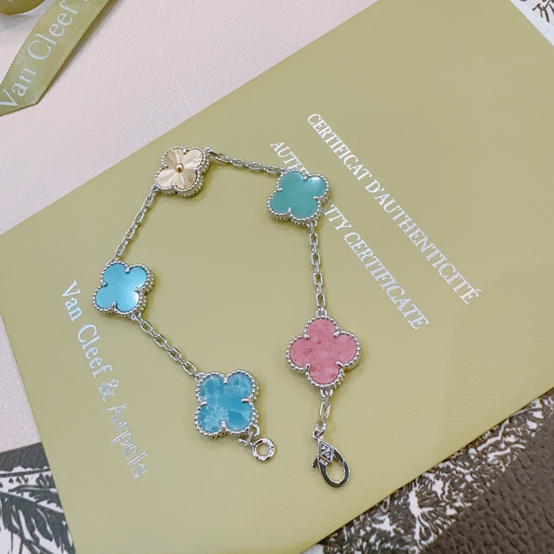 Bracciale Van Cleef Arpels Alhambra Metallo color argento con accento dorato intarsi di trifoglio multicolore turchese blu verde acqua rosa azzurro cielo blu marmorizzato 17 cm