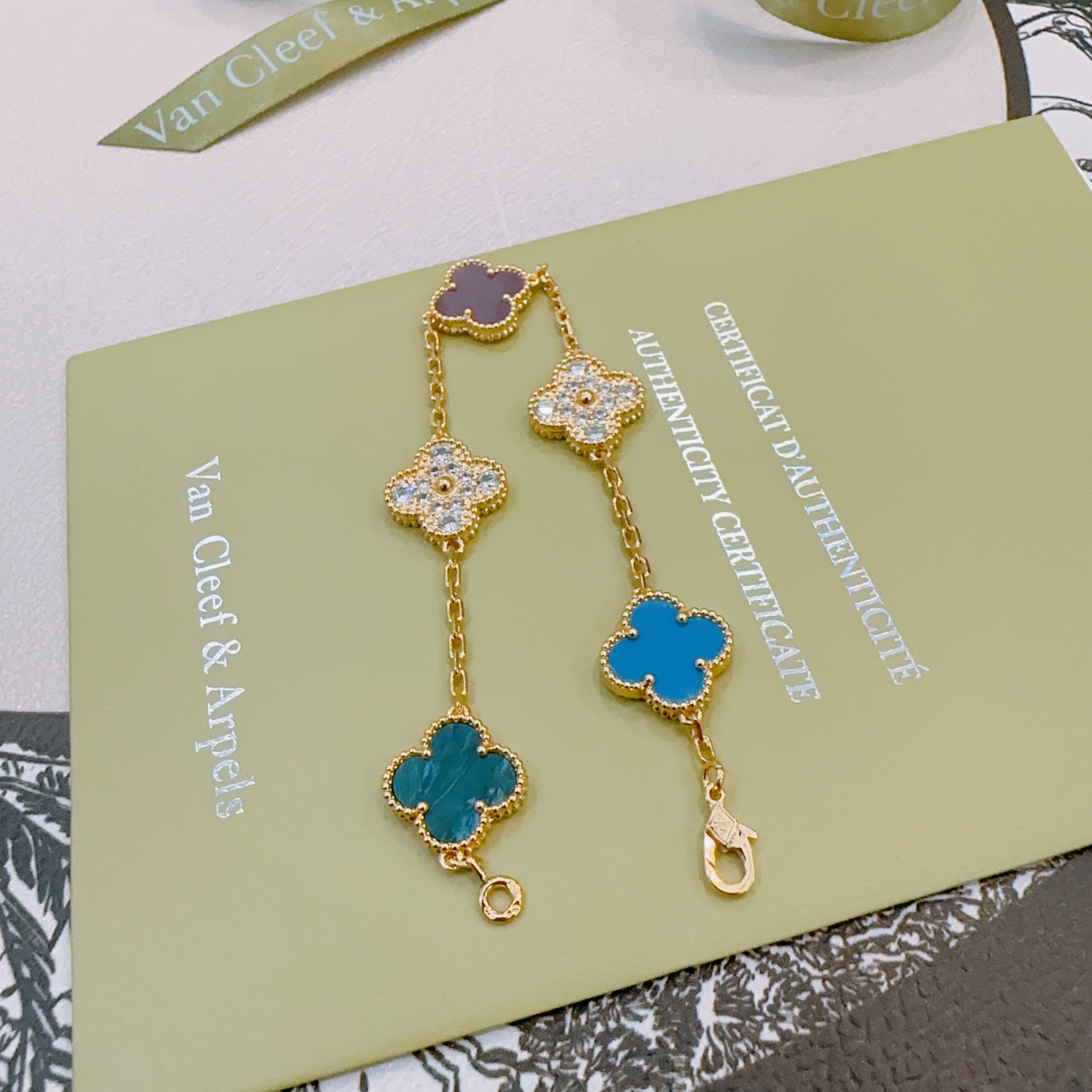 Bracciale Van Cleef Arpels Alhambra Oro giallo con agata blu, calcedonio, calcedonio viola e accenti di diamanti trasparenti 18 cm