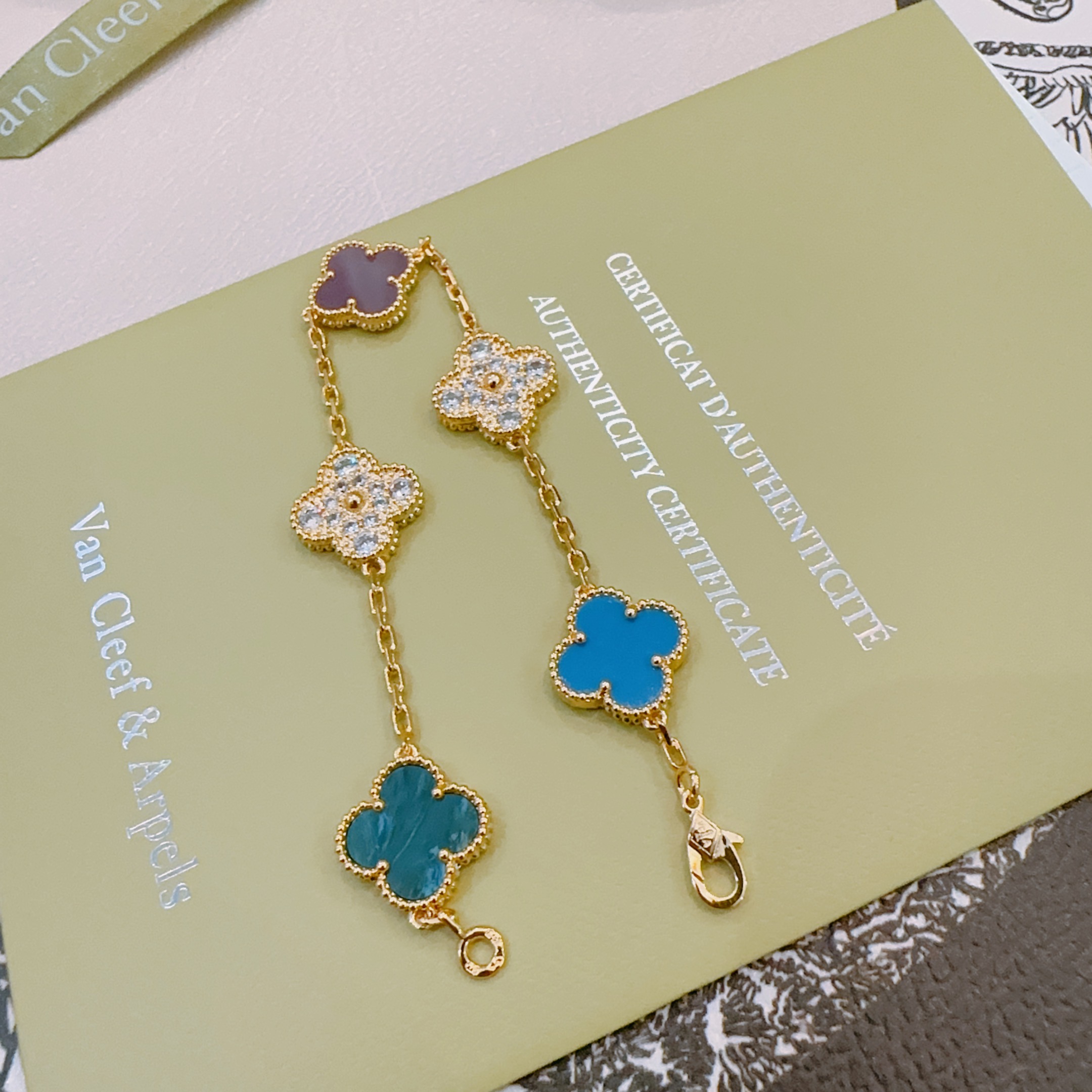 Bracciale Van Cleef Arpels Alhambra Oro giallo con agata blu, calcedonio, calcedonio viola e accenti di diamanti trasparenti 18 cm