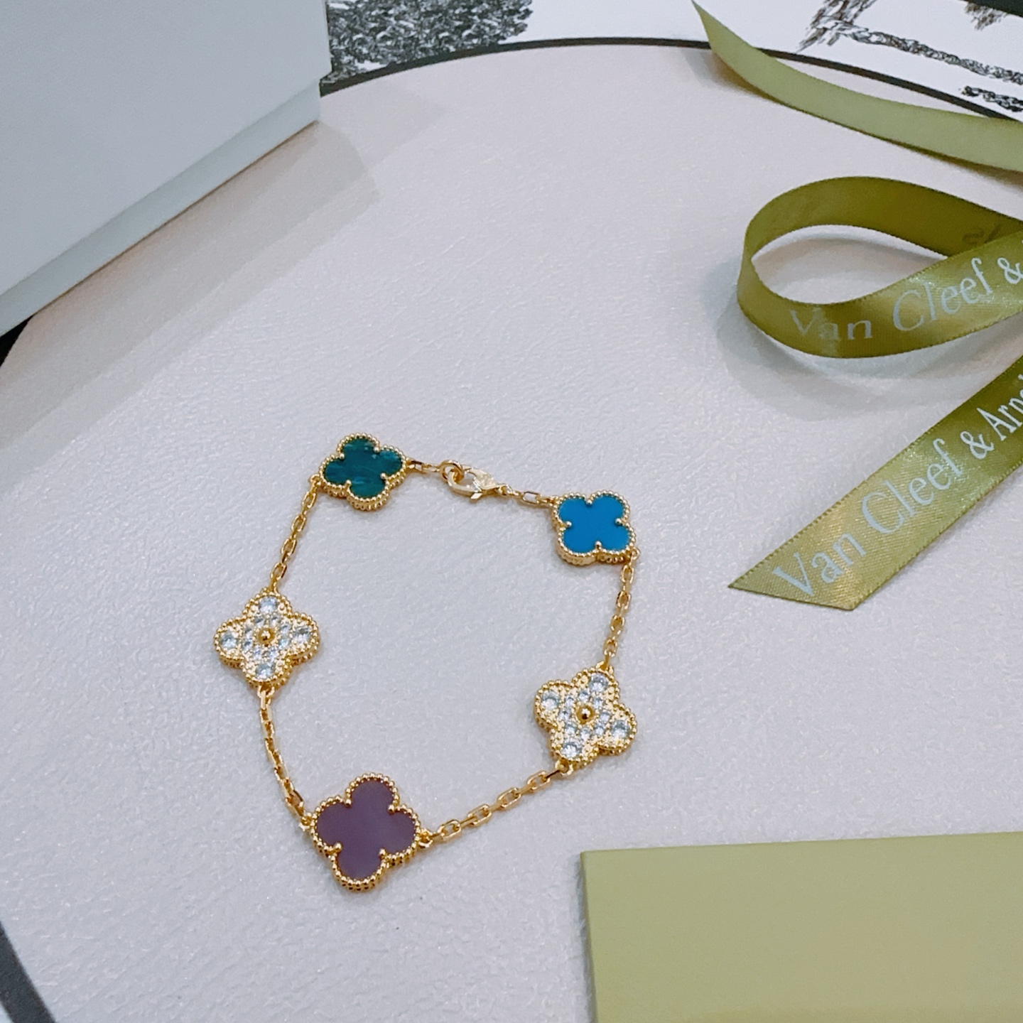 Bracciale Van Cleef Arpels Alhambra Oro giallo con agata blu, calcedonio, calcedonio viola e accenti di diamanti trasparenti 18 cm