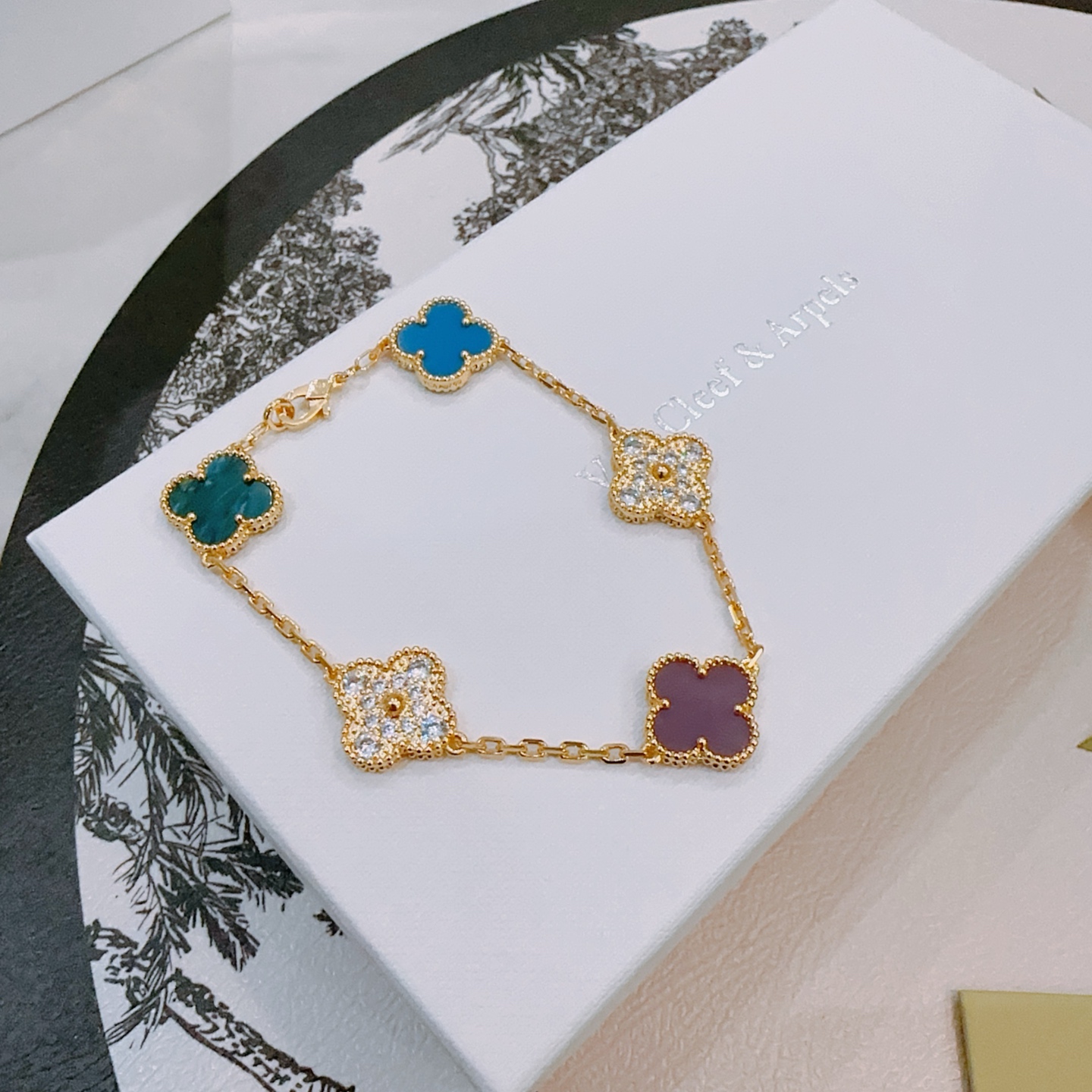 Bracciale Van Cleef Arpels Alhambra Oro giallo con agata blu, calcedonio, calcedonio viola e accenti di diamanti trasparenti 18 cm