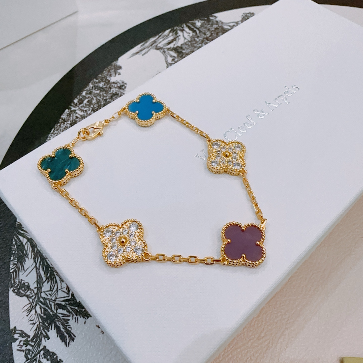 Bracciale Van Cleef Arpels Alhambra Oro giallo con agata blu, calcedonio, calcedonio viola e accenti di diamanti trasparenti 18 cm