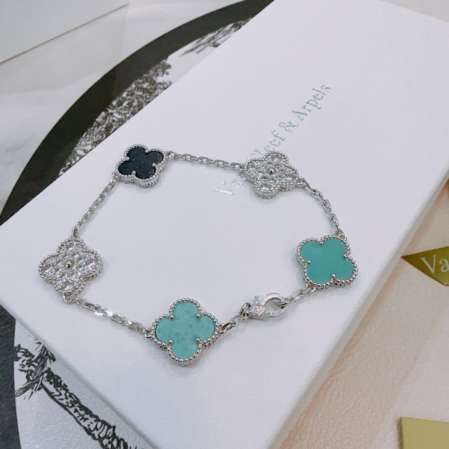 Bracciale Van Cleef Arpels Alhambra Metallo color argento con motivi di trifoglio nero scintillante e pavé di diamanti turchesi 19 cm