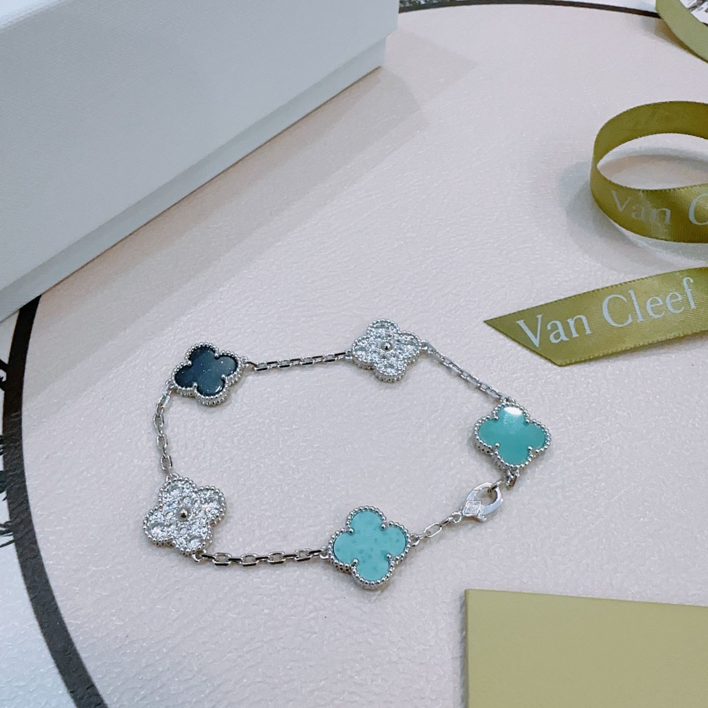 Bracciale Van Cleef Arpels Alhambra Metallo color argento con motivi di trifoglio nero scintillante e pavé di diamanti turchesi 19 cm