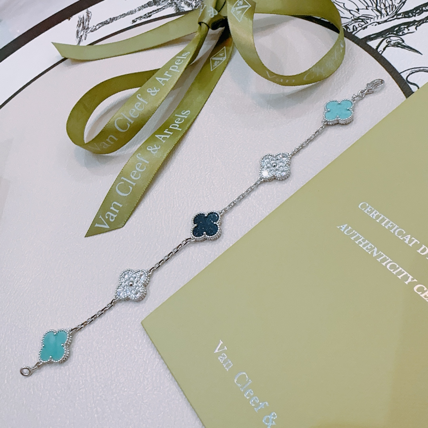 Bracciale Van Cleef Arpels Alhambra Metallo color argento con motivi di trifoglio nero scintillante e pavé di diamanti turchesi 19 cm
