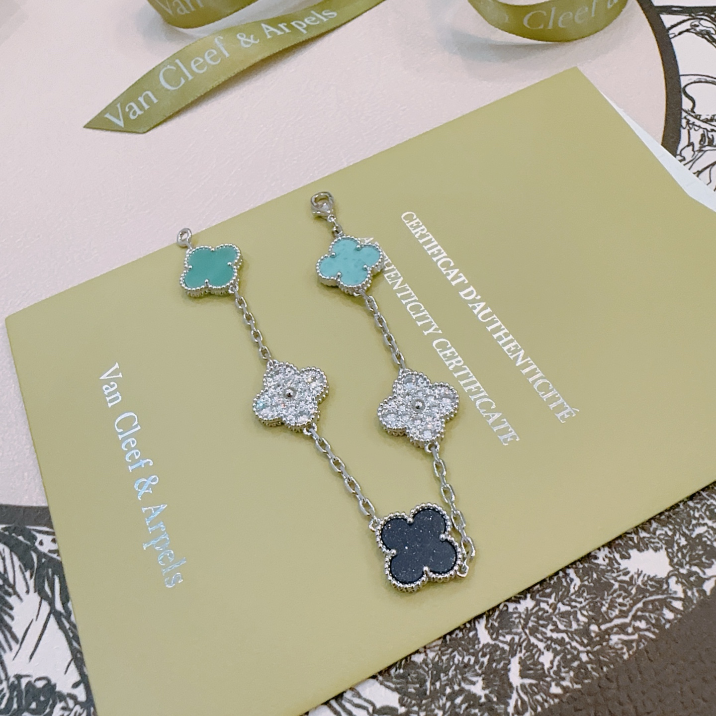 Bracciale Van Cleef Arpels Alhambra Metallo color argento con motivi di trifoglio nero scintillante e pavé di diamanti turchesi 19 cm
