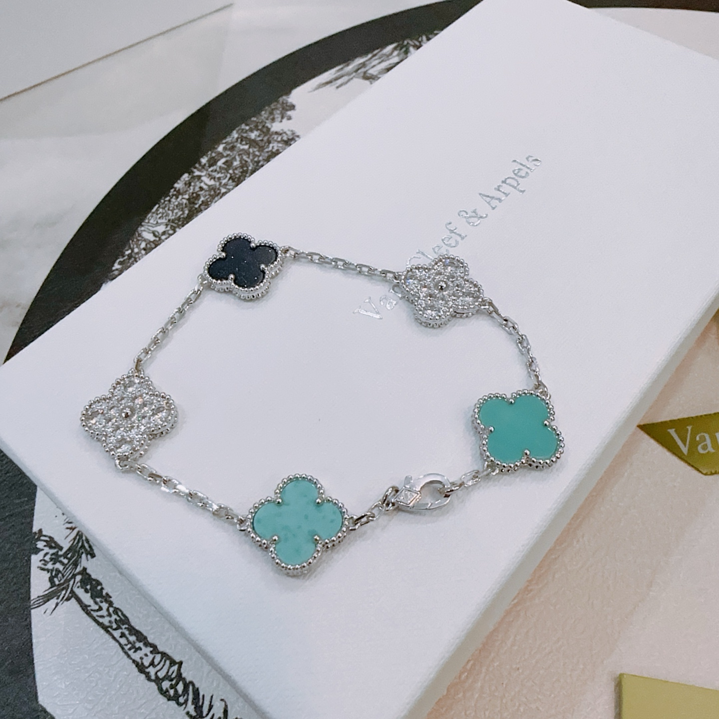 Bracciale Van Cleef Arpels Alhambra Metallo color argento con motivi di trifoglio nero scintillante e pavé di diamanti turchesi 19 cm