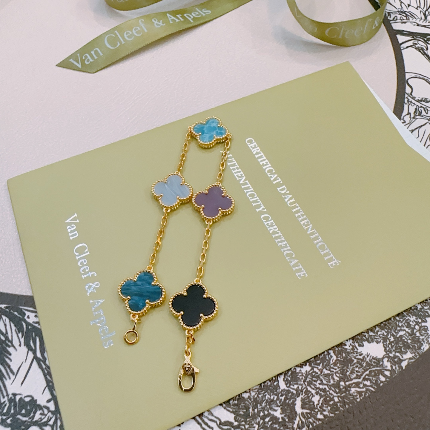Van Cleef Arpels Bracelet Alhambra Or jaune avec incrustations de trèfles multicolores bleu ciel bleu pâle-gris bleu sarcelle profond violet noir 19cm