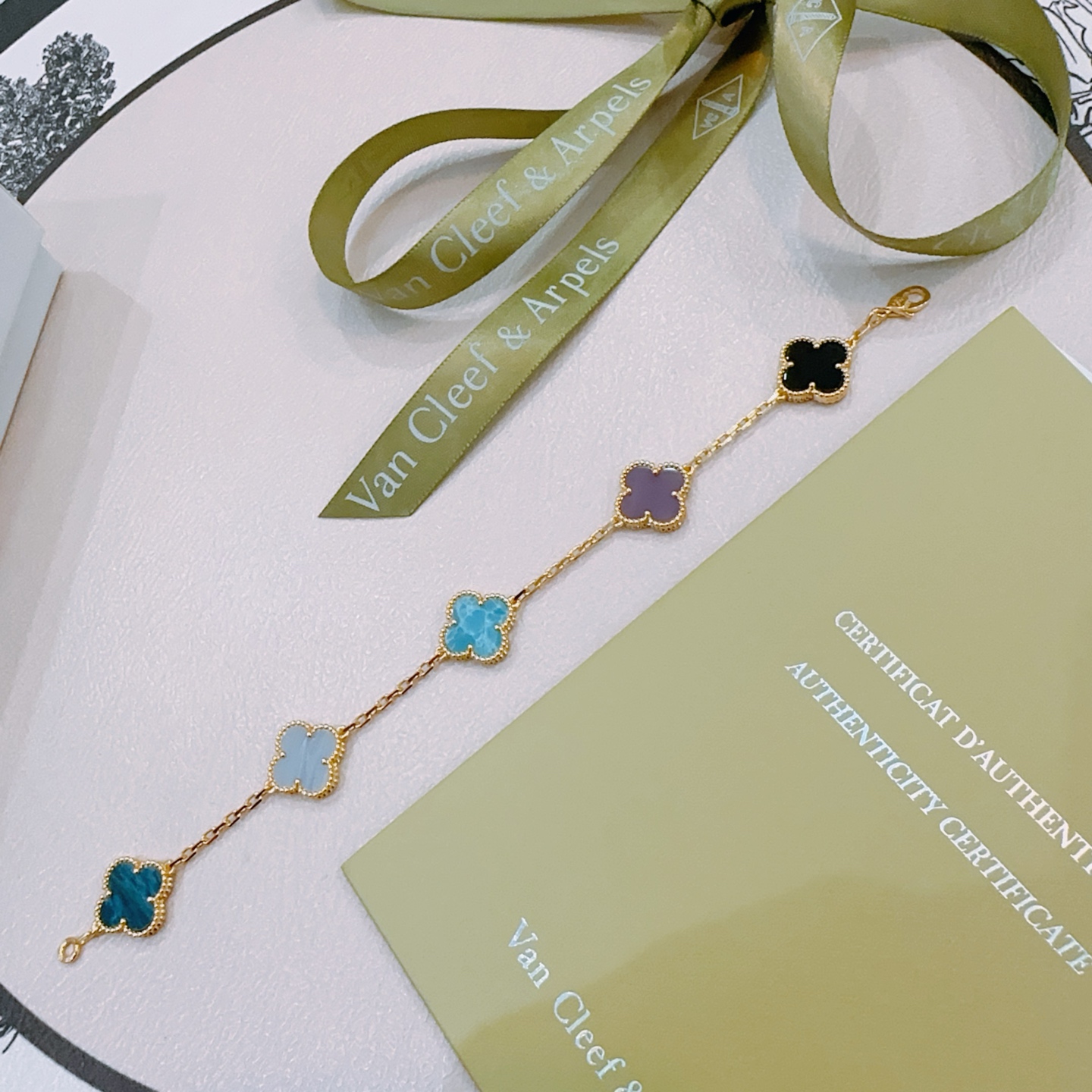 Van Cleef Arpels Bracelet Alhambra Or jaune avec incrustations de trèfles multicolores bleu ciel bleu pâle-gris bleu sarcelle profond violet noir 19cm
