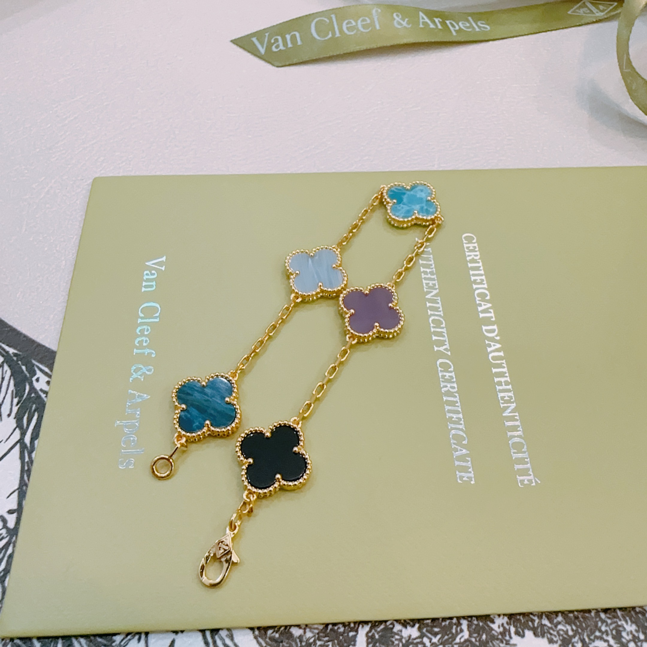 Van Cleef Arpels Bracelet Alhambra Or jaune avec incrustations de trèfles multicolores bleu ciel bleu pâle-gris bleu sarcelle profond violet noir 19cm