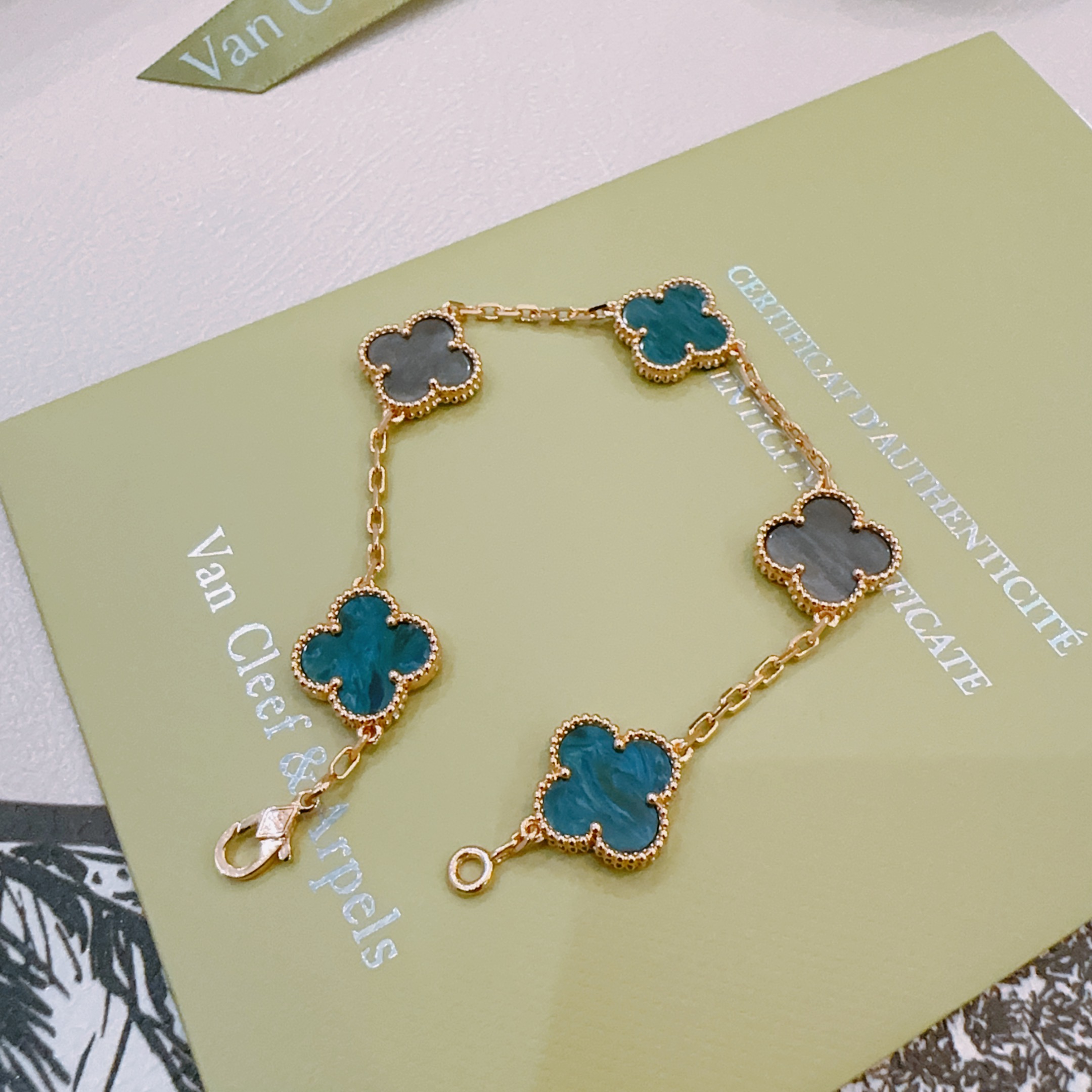 Van Cleef Arpels Alhambra bracelet Rose gold metal with teal blue agate and gray mother-of-pearl clover motifs 17cm