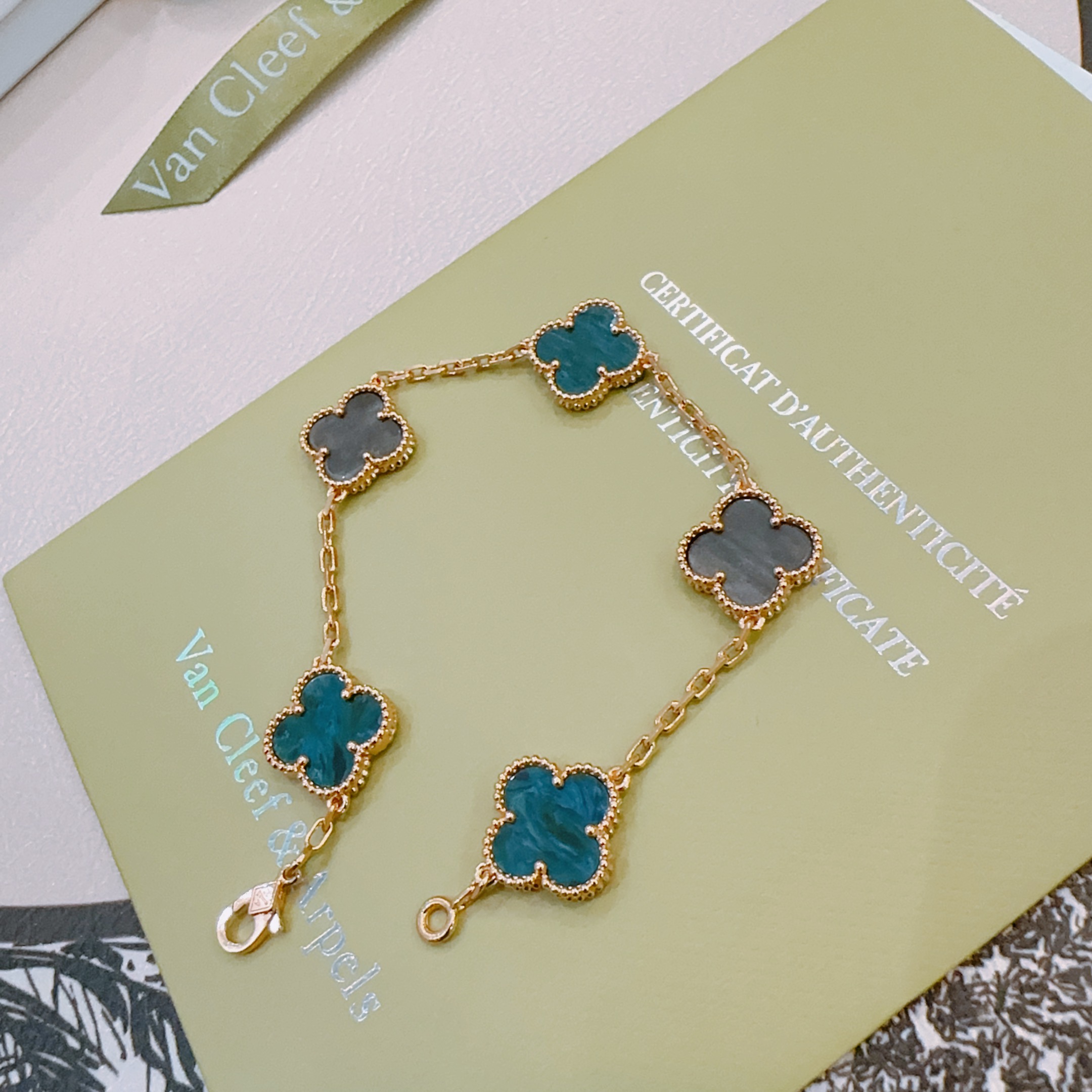 Van Cleef Arpels Alhambra bracelet Rose gold metal with teal blue agate and gray mother-of-pearl clover motifs 17cm