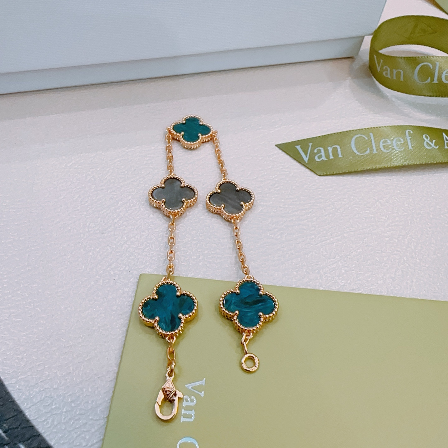 Van Cleef Arpels Alhambra bracelet Rose gold metal with teal blue agate and gray mother-of-pearl clover motifs 17cm