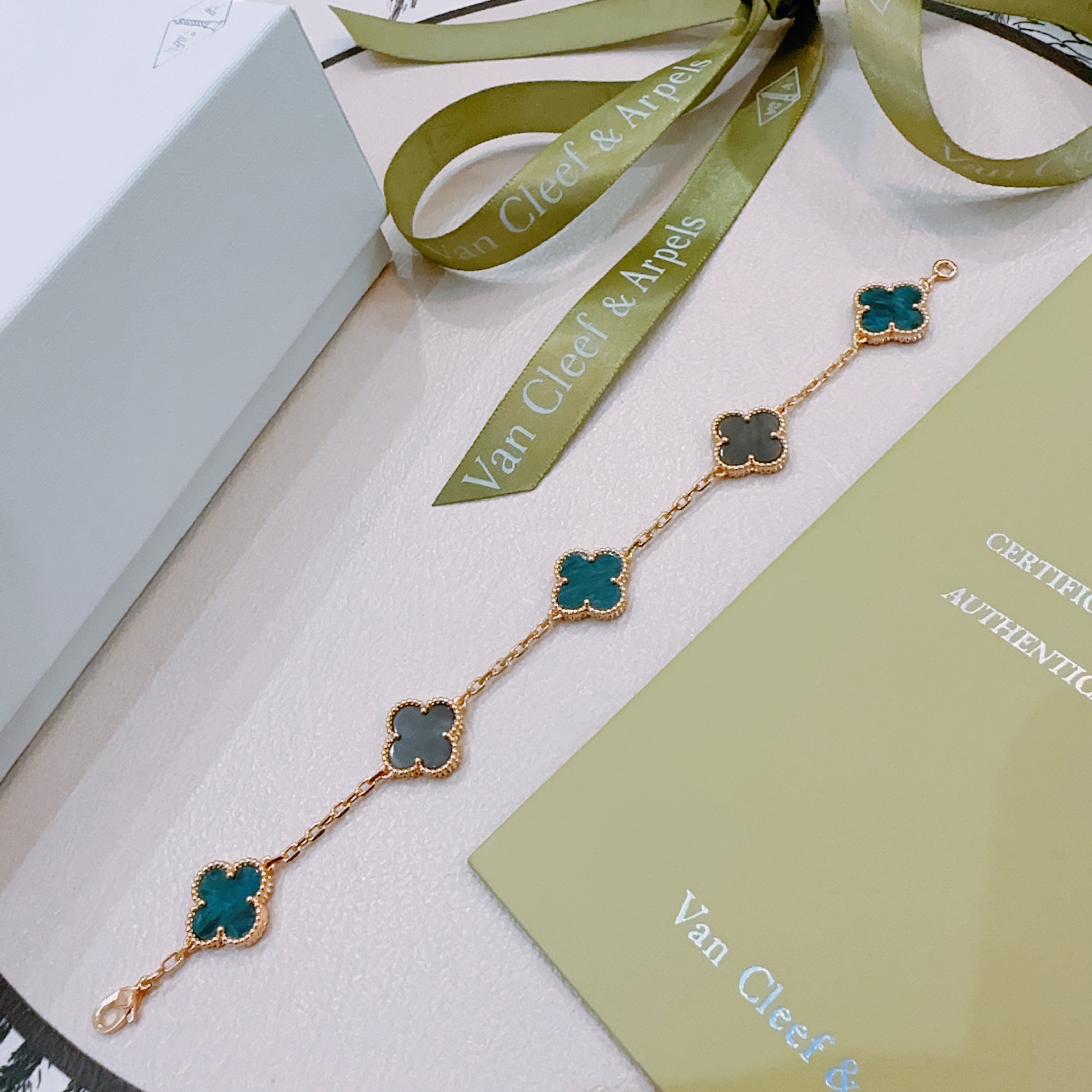 Van Cleef Arpels Alhambra bracelet Rose gold metal with teal blue agate and gray mother-of-pearl clover motifs 17cm