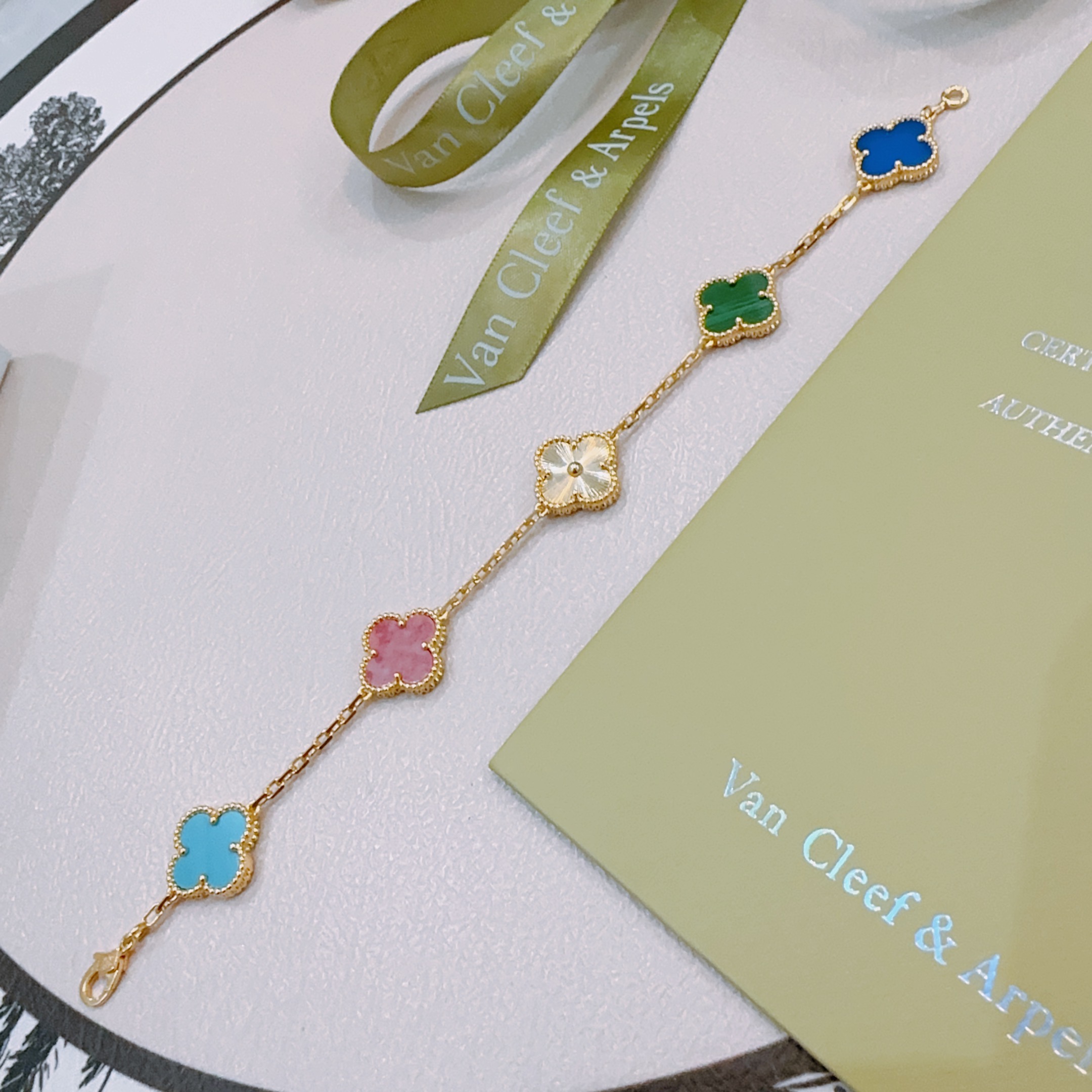 Bracelet Van Cleef Arpels Alhambra Or jaune avec motifs trèfle agate bleue turquoise rhodonite malachite et or guilloché 18cm
