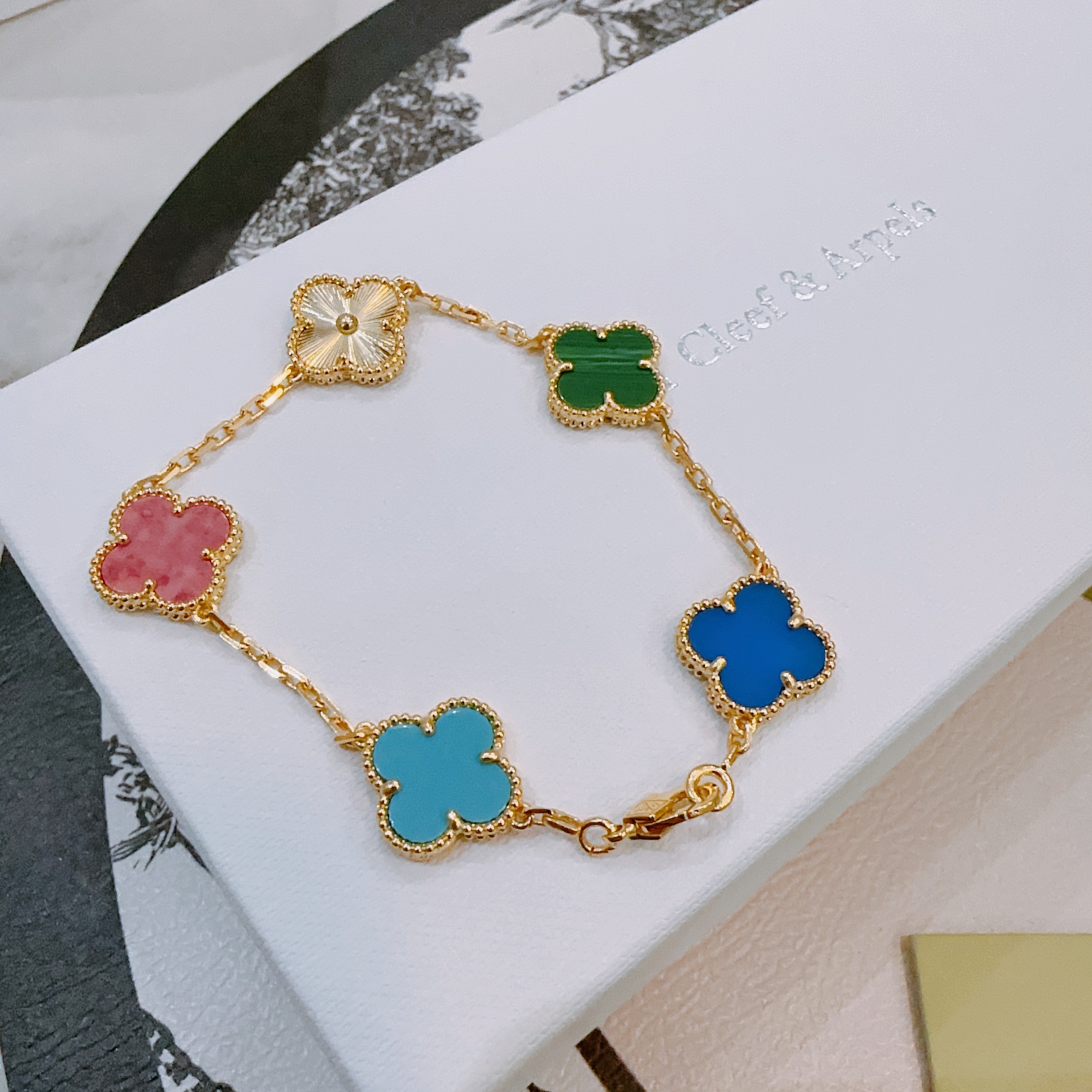 Bracelet Van Cleef Arpels Alhambra Or jaune avec motifs trèfle agate bleue turquoise rhodonite malachite et or guilloché 18cm