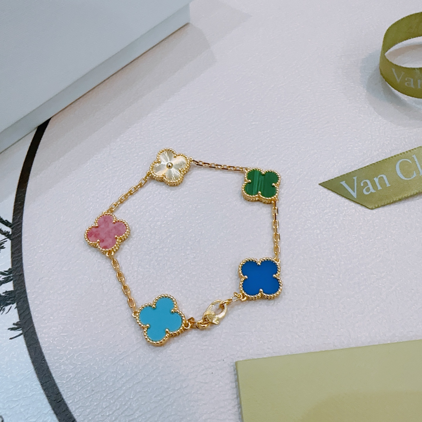 Bracelet Van Cleef Arpels Alhambra Or jaune avec motifs trèfle agate bleue turquoise rhodonite malachite et or guilloché 18cm