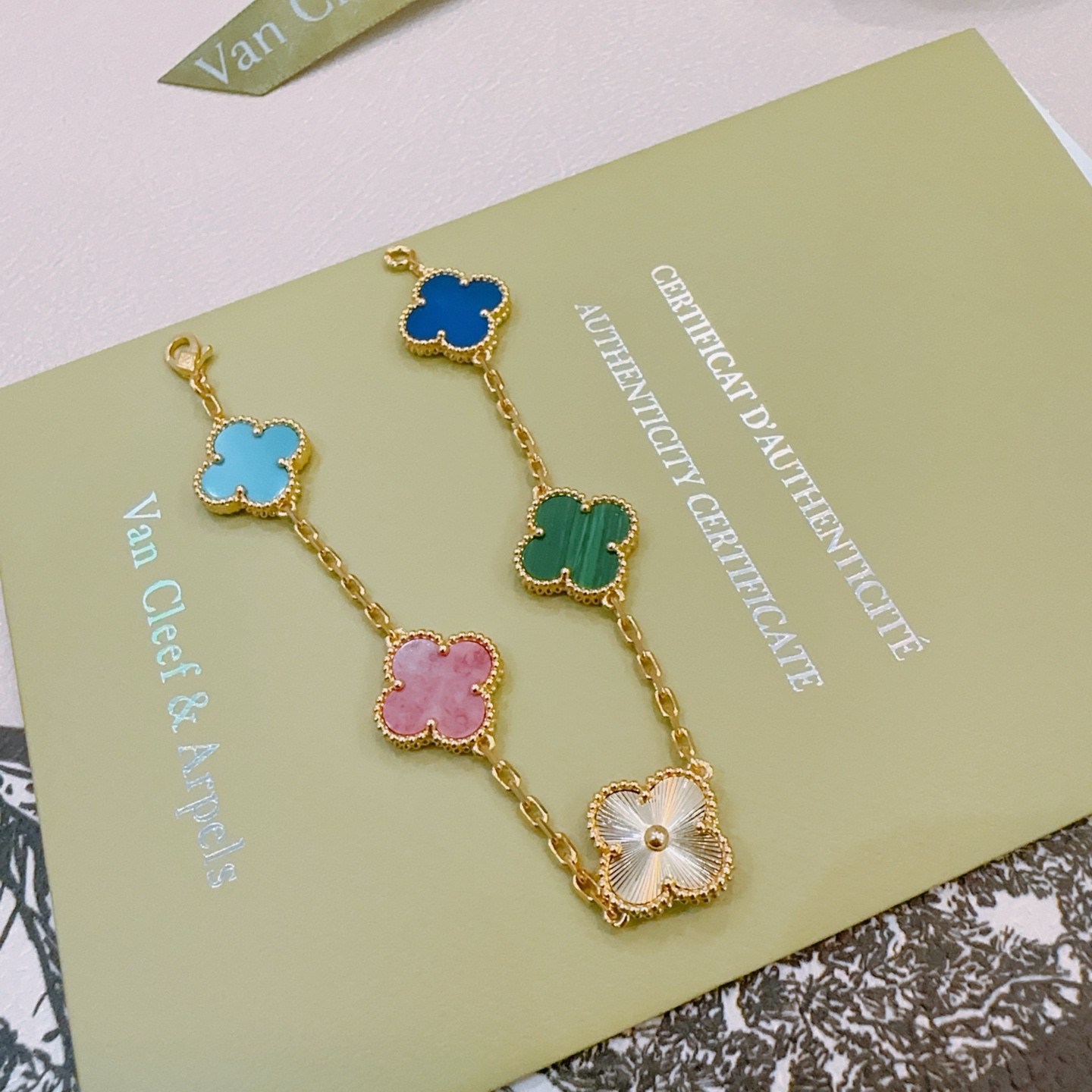 Bracelet Van Cleef Arpels Alhambra Or jaune avec motifs trèfle agate bleue turquoise rhodonite malachite et or guilloché 18cm