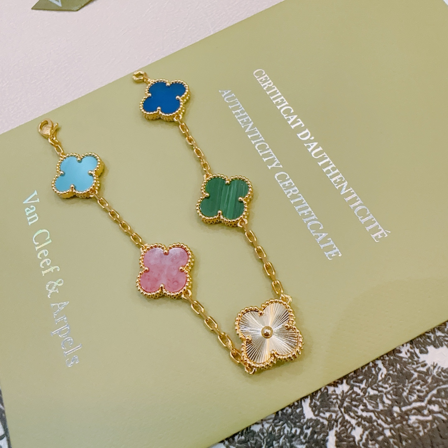 Bracelet Van Cleef Arpels Alhambra Or jaune avec motifs trèfle agate bleue turquoise rhodonite malachite et or guilloché 18cm
