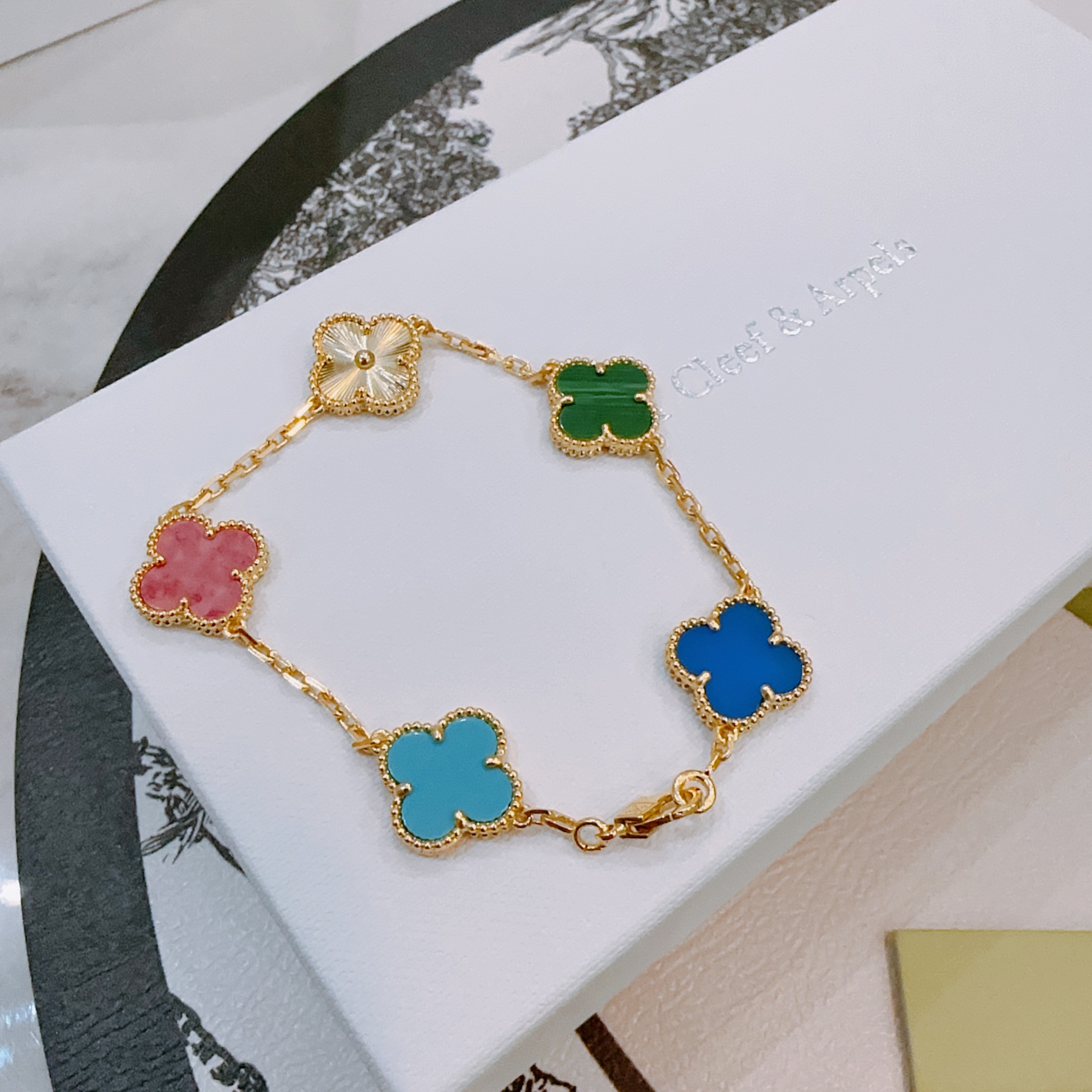 Bracelet Van Cleef Arpels Alhambra Or jaune avec motifs trèfle agate bleue turquoise rhodonite malachite et or guilloché 18cm