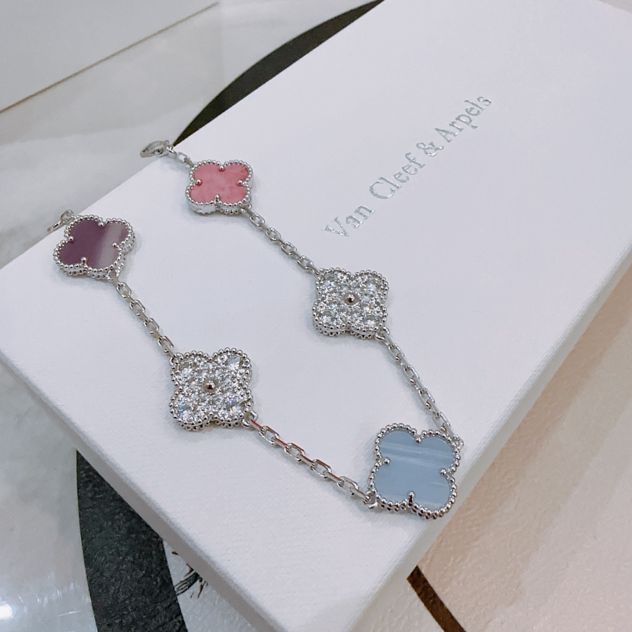 Van Cleef Arpels Pulsera Alhambra Metal plateado con rodonita rosa, calcedonia violeta, calcedonia azul claro y motivos de tréboles con pavé de diamantes transparentes 17 cm