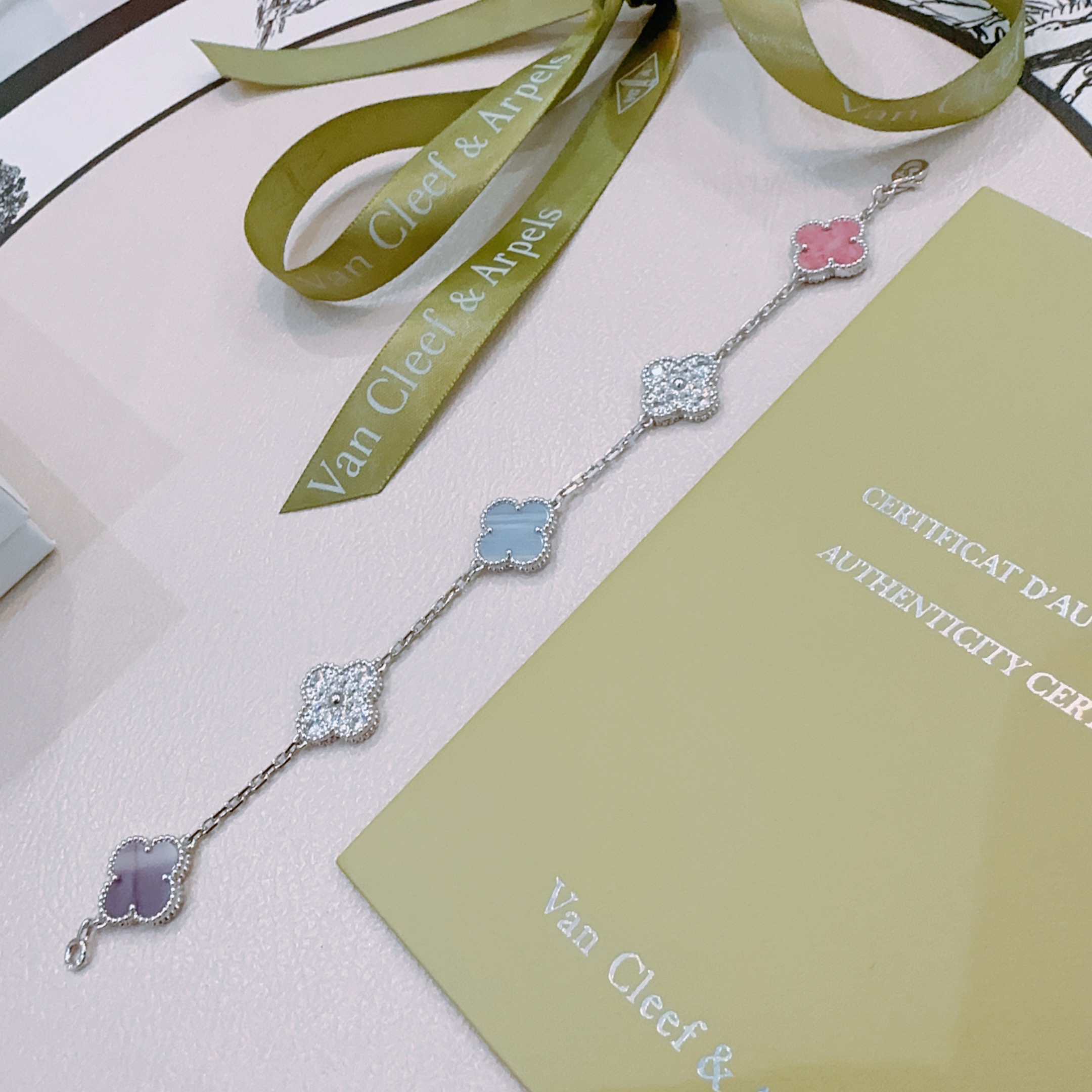Van Cleef Arpels Pulsera Alhambra Metal plateado con rodonita rosa, calcedonia violeta, calcedonia azul claro y motivos de tréboles con pavé de diamantes transparentes 17 cm