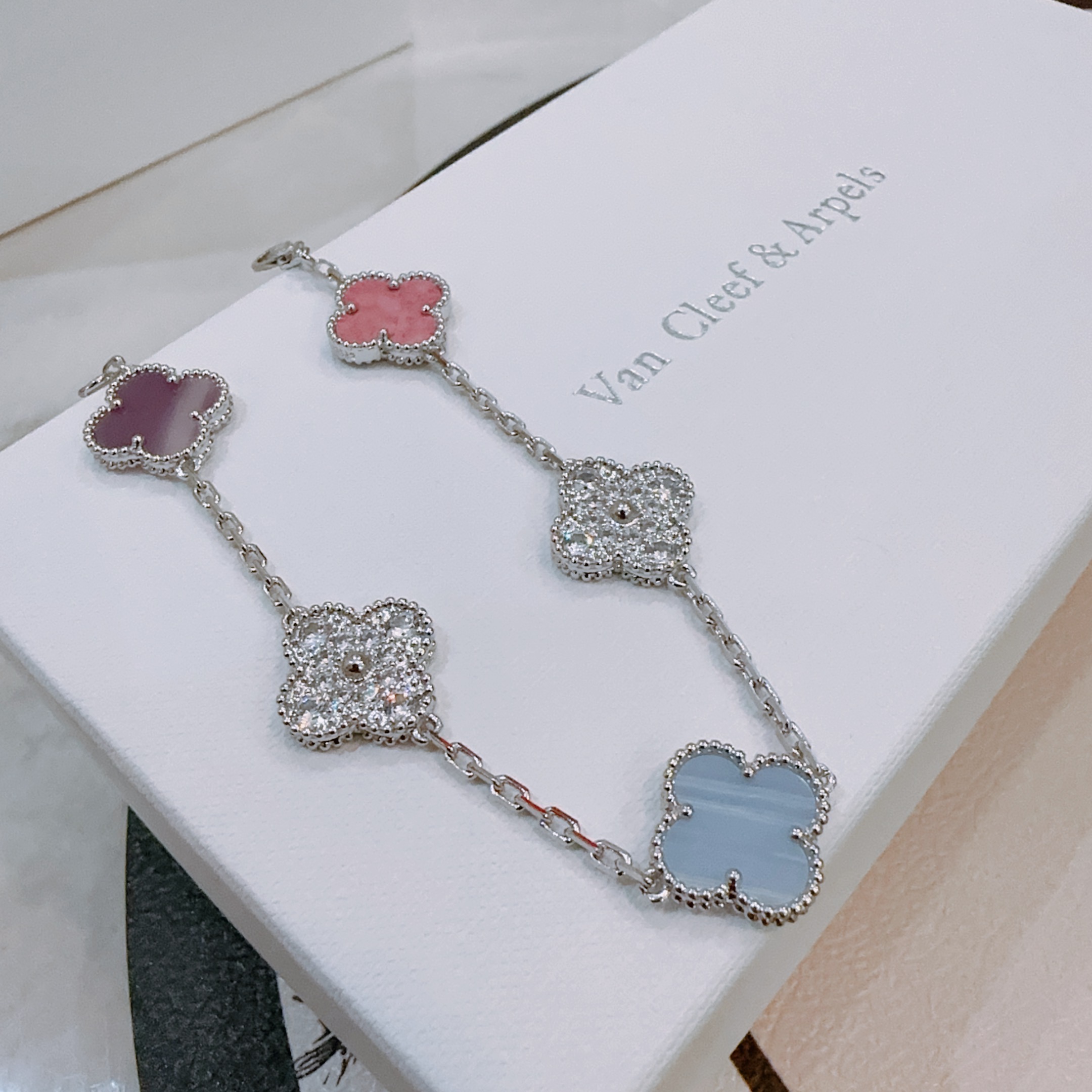 Van Cleef Arpels Pulsera Alhambra Metal plateado con rodonita rosa, calcedonia violeta, calcedonia azul claro y motivos de tréboles con pavé de diamantes transparentes 17 cm